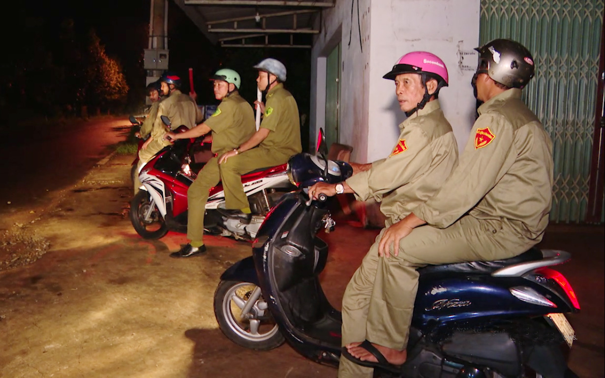 Lực lượng dân phòng thôn Quảng Long phối hợp với dân quân tự vệ và Công an xã Kim Long, huyện Châu Đức tuần tra khép kín địa bàn.  