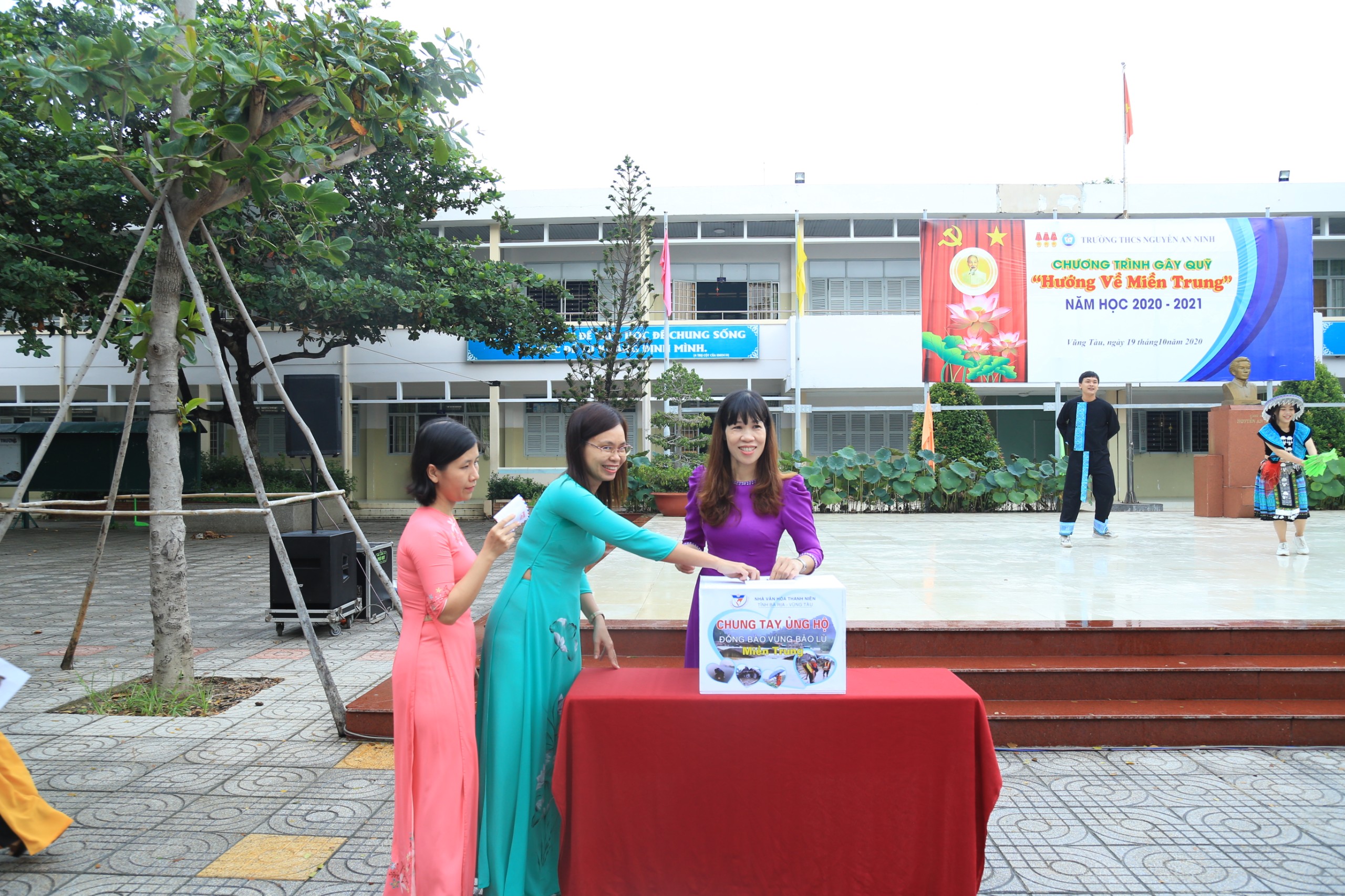 GV Trường THCS Nguyễn An Ninh đóng góp tiền gây quỹ. Ảnh: DIỄM QUỲNH