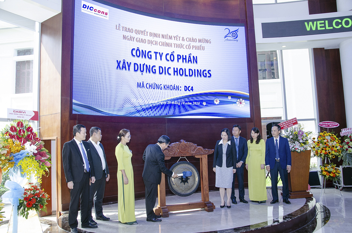 Ông Lê Đình Thắng, Chủ tịch HĐQT DIC Holdings thực hiện nghi thức đánh chiêng chào mừng ngày giao dịch thức thức cổ phiếu DICCons trên sàn giao dịch chứng khoán TP. Hồ Chí Minh.