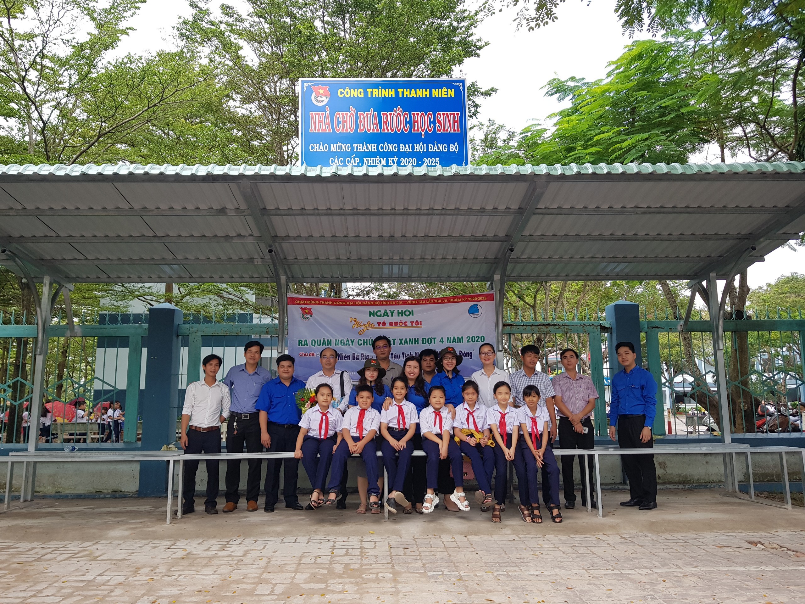 Các đại biểu và HS tại “Nhà chờ đưa đón HS”  do Đoàn Thanh niên phường Mỹ Xuân thực hiện.
