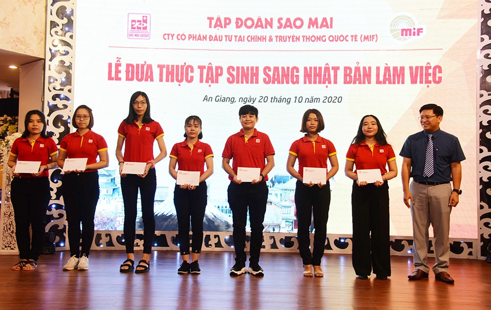 Ông Trương Vĩnh Thành - Phó Tổng Giám đốc Tập đoàn Sao Mai khen thưởng cho các thực tập sinh có thành tích học tập xuất sắc.