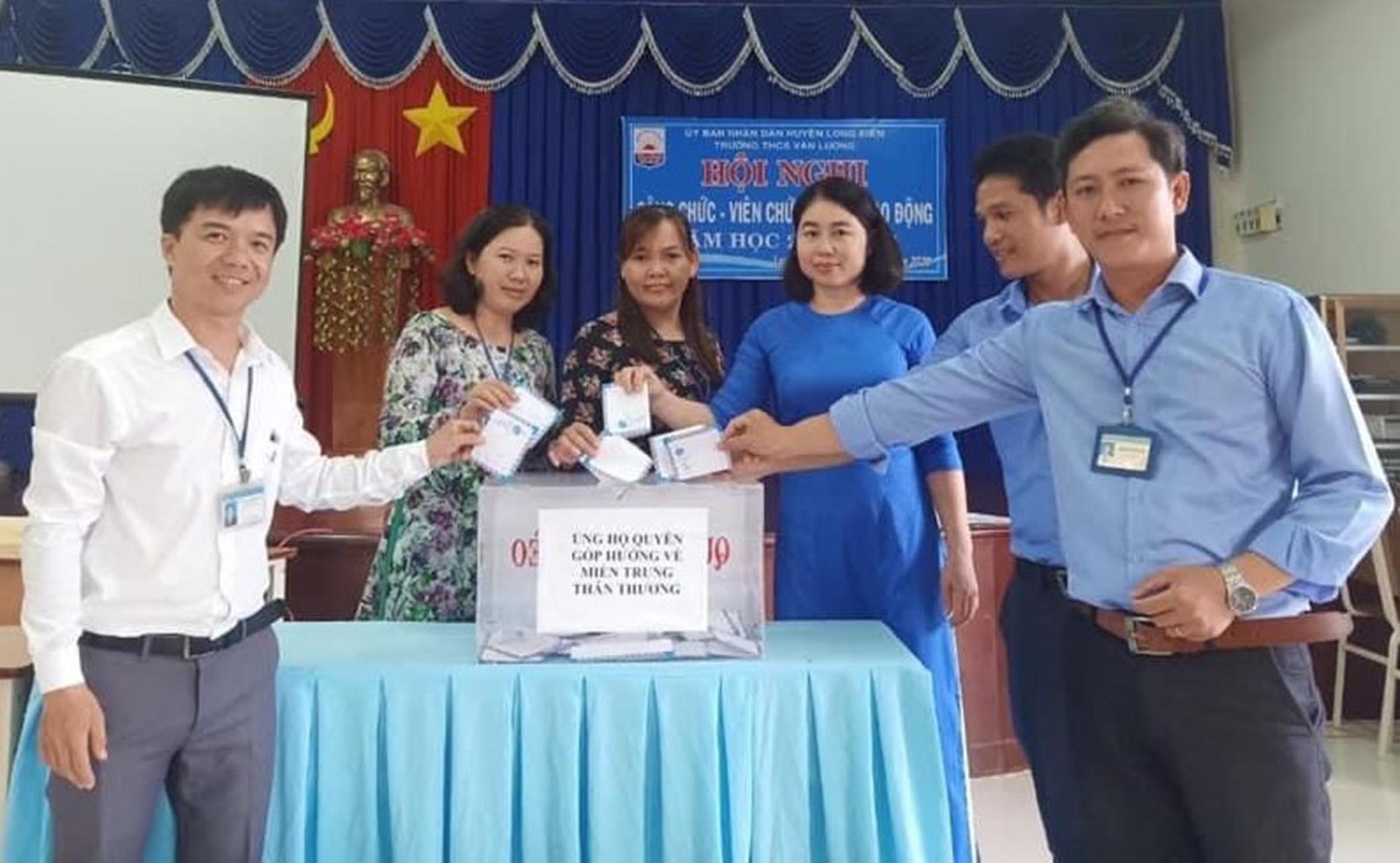 Cán bộ, giáo viên Trường THCS Văn Lương đóng góp tiền ủng hộ đồng bào miền Trung. Ảnh: NGỌC TUYỀN