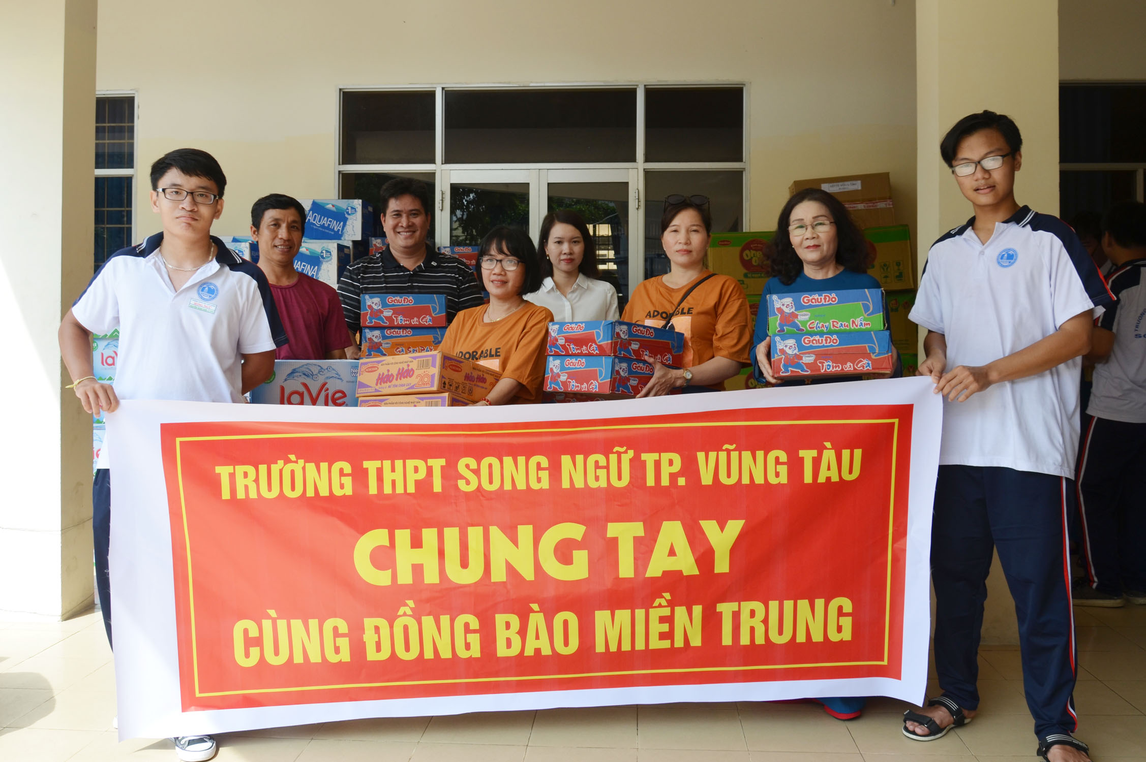 GV, phụ huynh và HS Trường THPT Song Ngữ, TP.Vũng Tàu tập kết hàng hóa, nhu yếu phẩm để chuyển tặng người dân miền Trung.