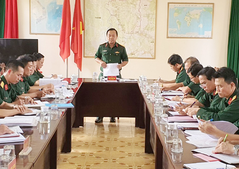 Thượng tá Nguyễn Thành Trung, Chính ủy Bộ CHQS tỉnh tỉnh phát biểu chỉ đạo tại buổi làm việc.