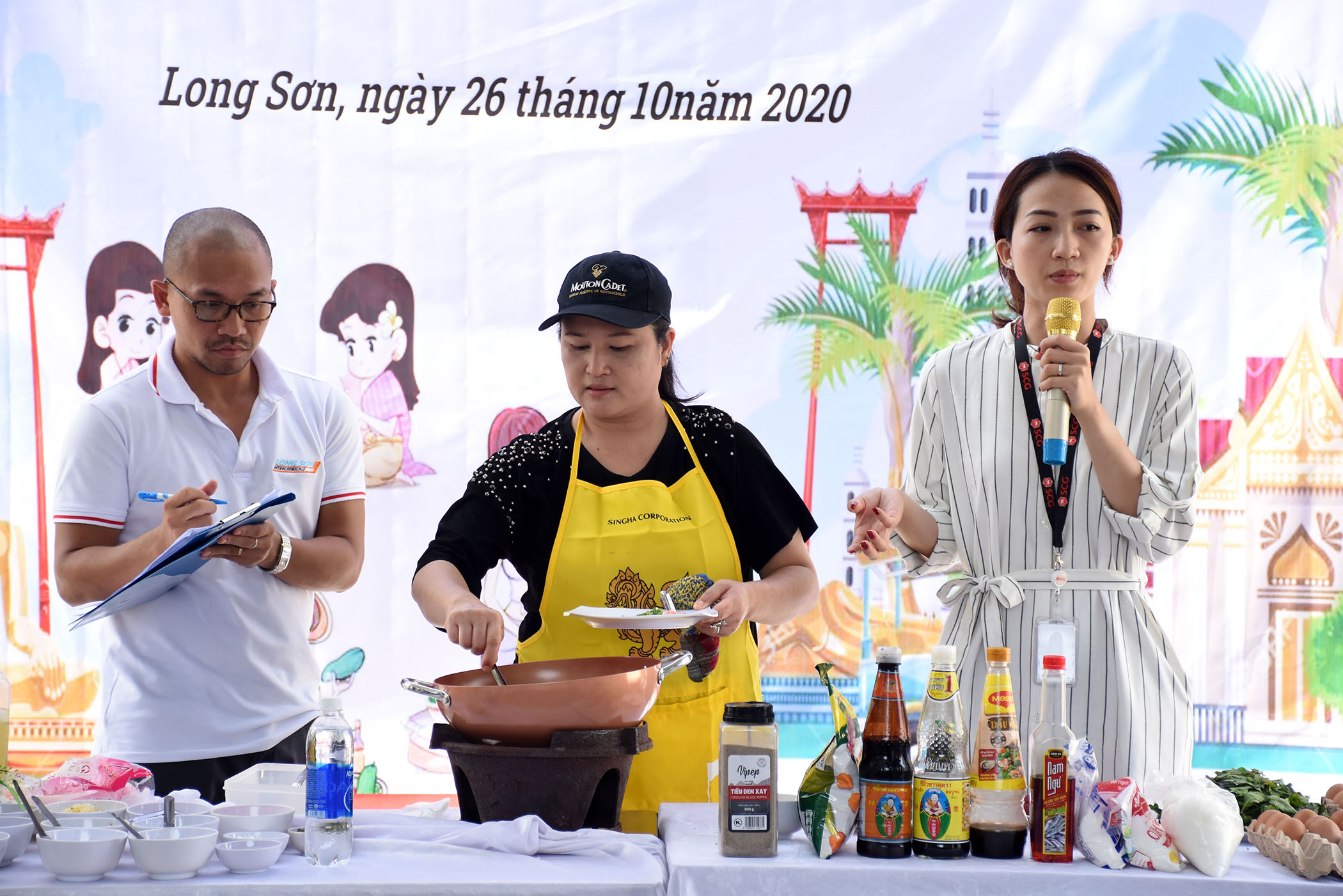 Đầu bếp của Nhà hàng Con Voi Vàng hướng dẫn người dân Long Sơn chế biến món Thái.