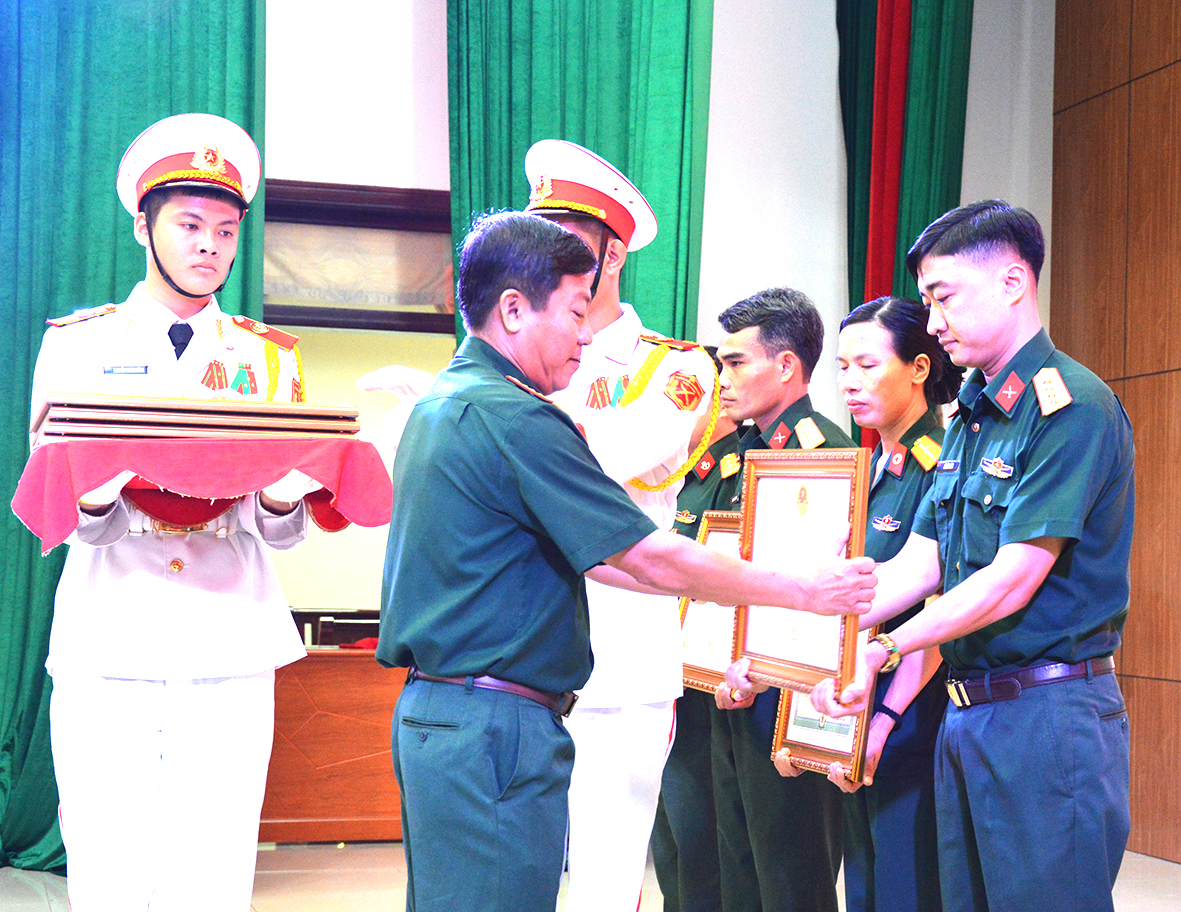 Đại tá Nguyễn Hoàng Tấn, Phó Chính ủy Bộ CHQS tỉnh trao Huy chương “Chiến sĩ vẻ vang” hạng Nhì cho sĩ quan, quân nhân chuyên nghiệp có thời gian công tác từ 15 năm trở lên.
