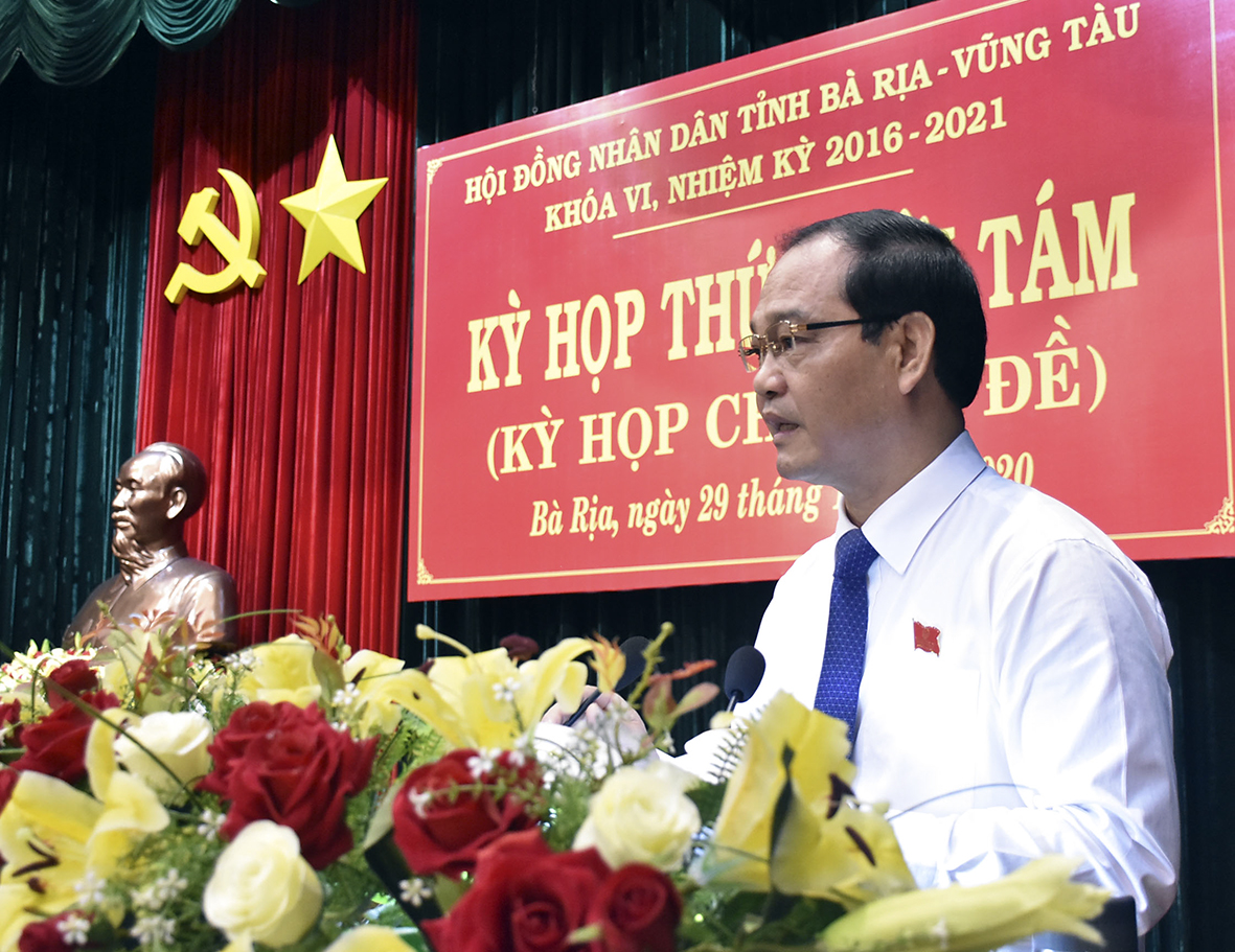 Ông Mai Ngọc Thuận, Ủy viên Ban Thường vụ Tỉnh ủy, Phó Chủ tịch HĐND tỉnh phát biểu khai mạc kỳ họp.