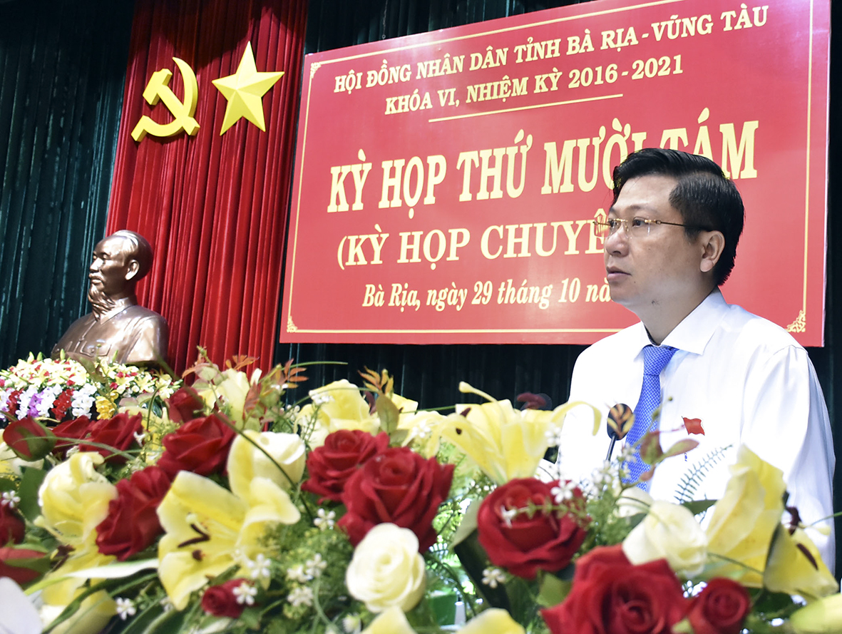 Ông Trần Văn Tuấn, Ủy viên Ban Thường vụ Tỉnh ủy, Phó Chủ tịch UBND tỉnh trình bày các Tờ trình của UBND tỉnh.