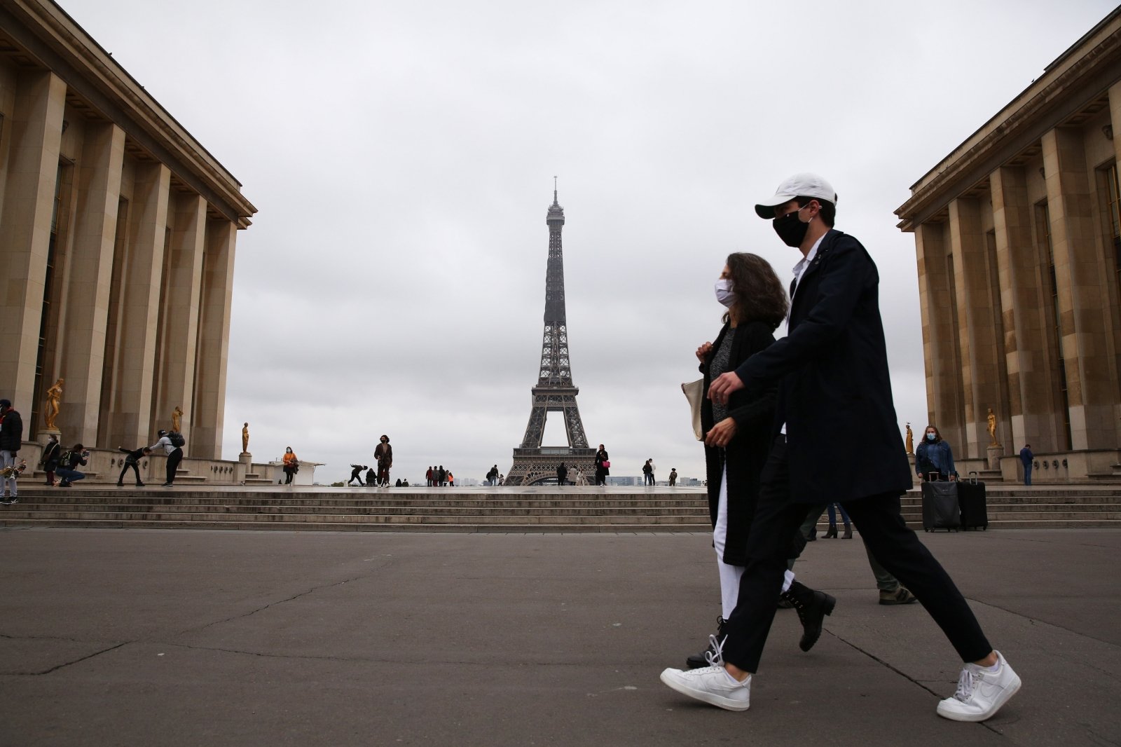 Người dân đeo khẩu trang phòng lây nhiễm COVID-19  tại Paris, Pháp. 