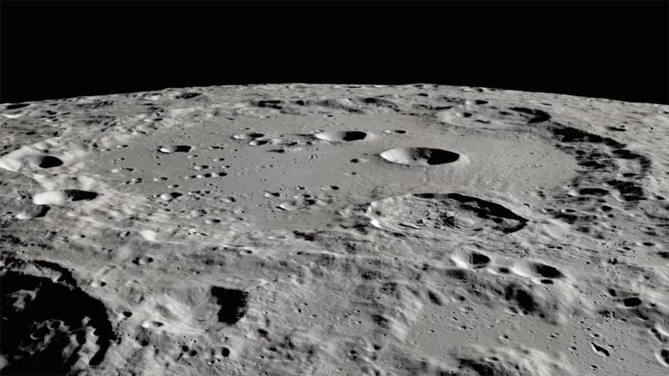 Miệng núi lửa Clavius trên mặt trăng được Tàu quỹ đạo Trinh sát Mặt trăng của NASA chụp. Ảnh: NASA