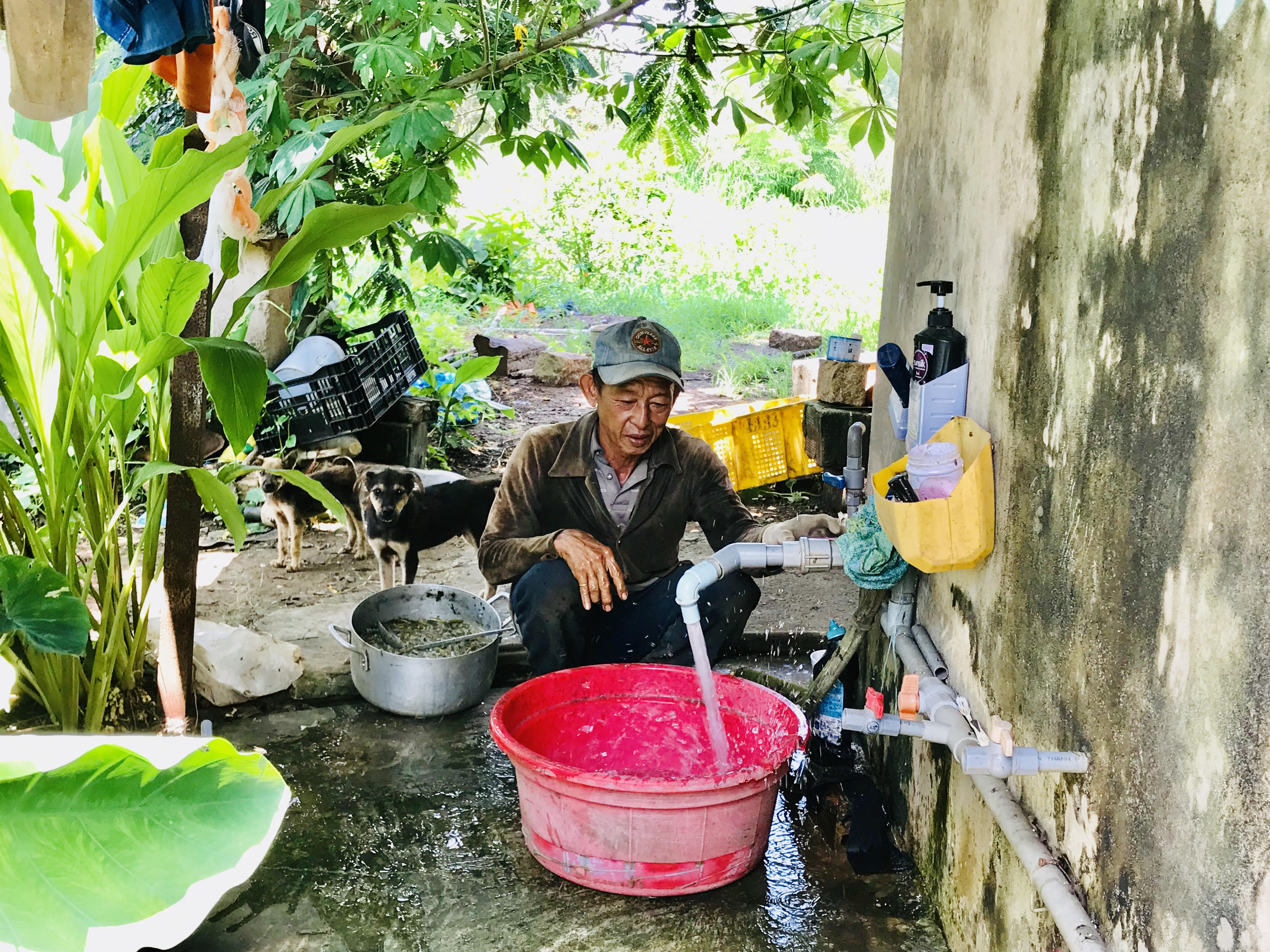 Nhiều hộ dân tại xã Châu Pha nằm trong vùng dự án đến nay chưa có nước sạch để sử dụng.