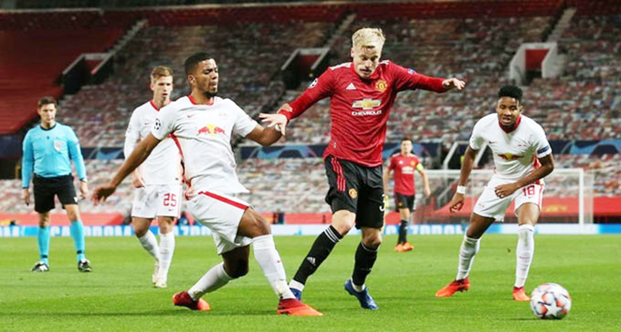 Van de Beek hoạt động đầy năng nổ trước Leipzig.