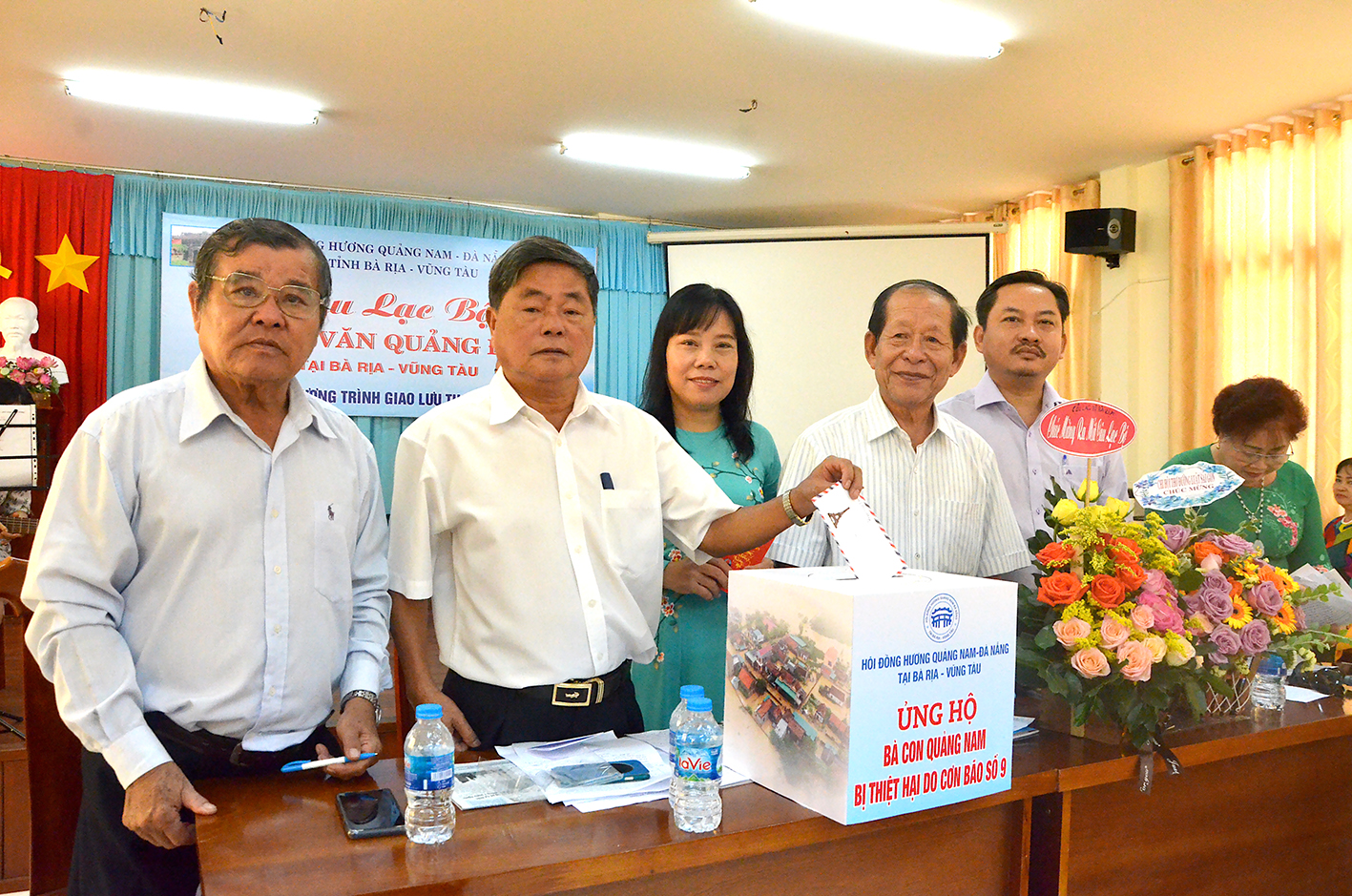 Các hội viên CLB Thơ - Văn Quảng Đà  quyên góp ủng hộ người dân Quảng Nam - Đà Nẵng bị ảnh hưởng bởi lũ lụt.