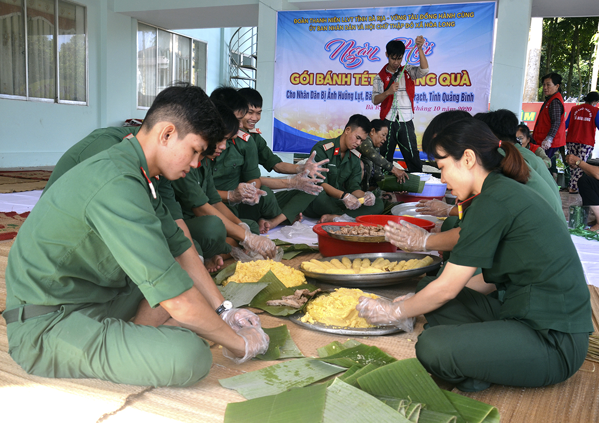 Cán bộ, chiến sĩ Bộ CHQS tỉnh tham gia gói bánh tét.