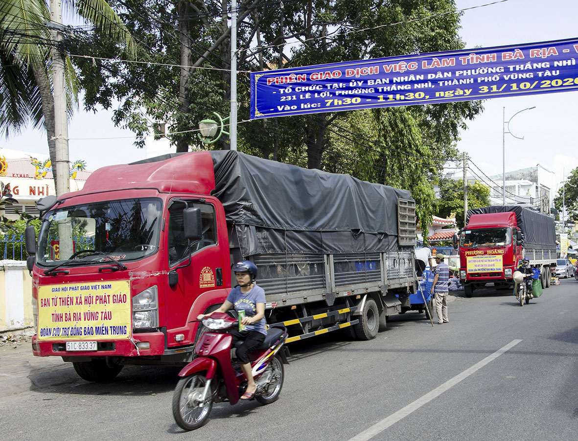 Các xe tải chở hàng hóa, nhu yếu phẩm cần thiết đi  3 tỉnh: Quảng Ngãi, Quảng Nam, Quảng Trị.