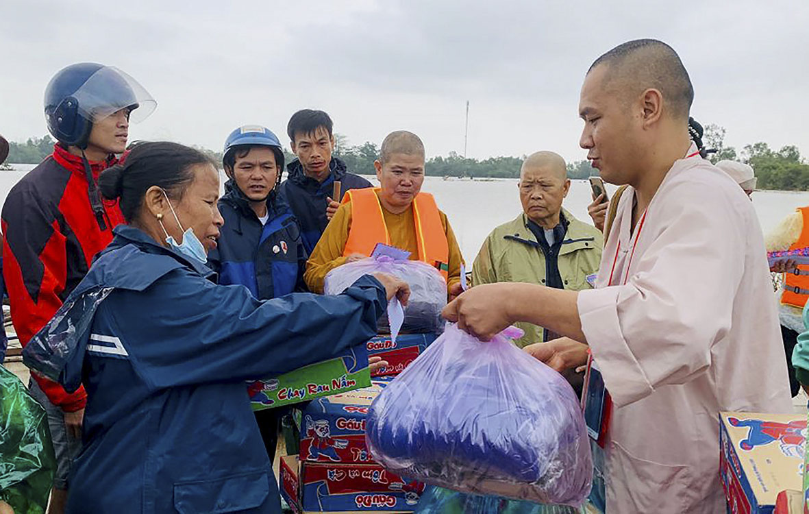 Các thành viên Ban Từ thiện xã hội Giáo hội Phật giáo Việt Nam tỉnh trao quà cho người dân Quảng Trị và Thừa Thiên - Huế trong đợt 1 từ ngày 20 đến 30/10.