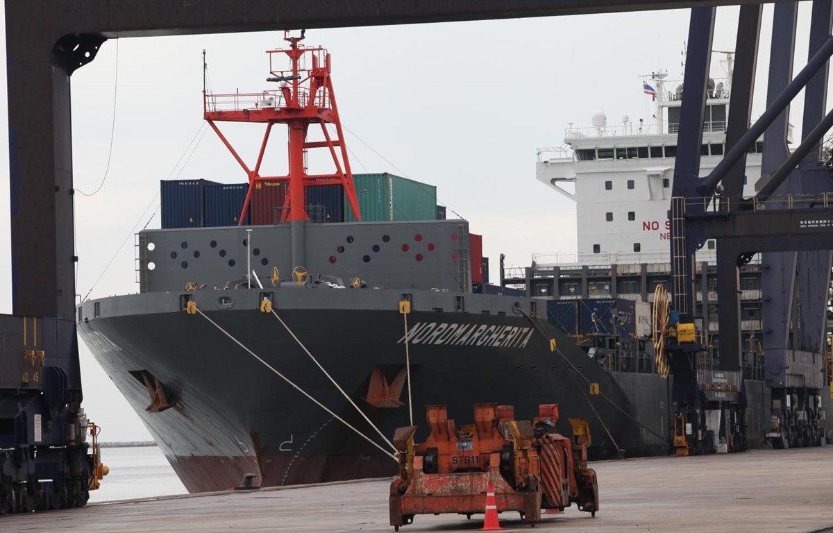 Tàu chở hàng cập cảng Laem Chabang  tại tỉnh Chon Buri (Thái Lan).