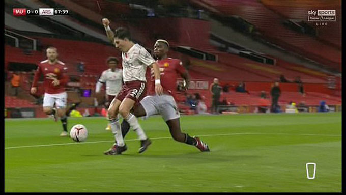 Pogba (phải) có 2 trận liên tiếp mắc sai lầm trước Tottenham và Arsenal, khiến đối thủ của M.U được hưởng 11m.