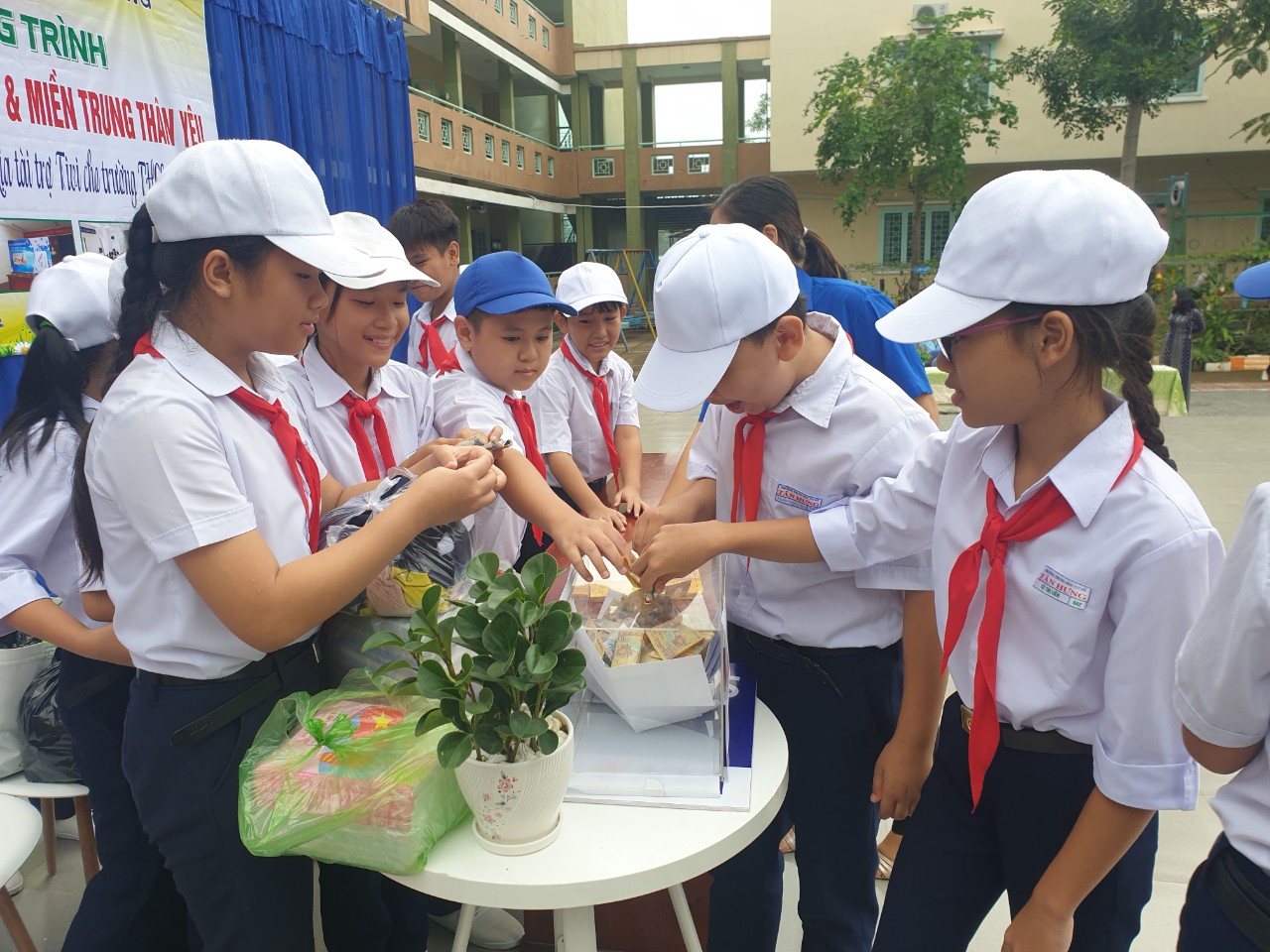 Các em học sinh Trường  THCS Tân Hưng đóng góp ủng hộ miền Trung.