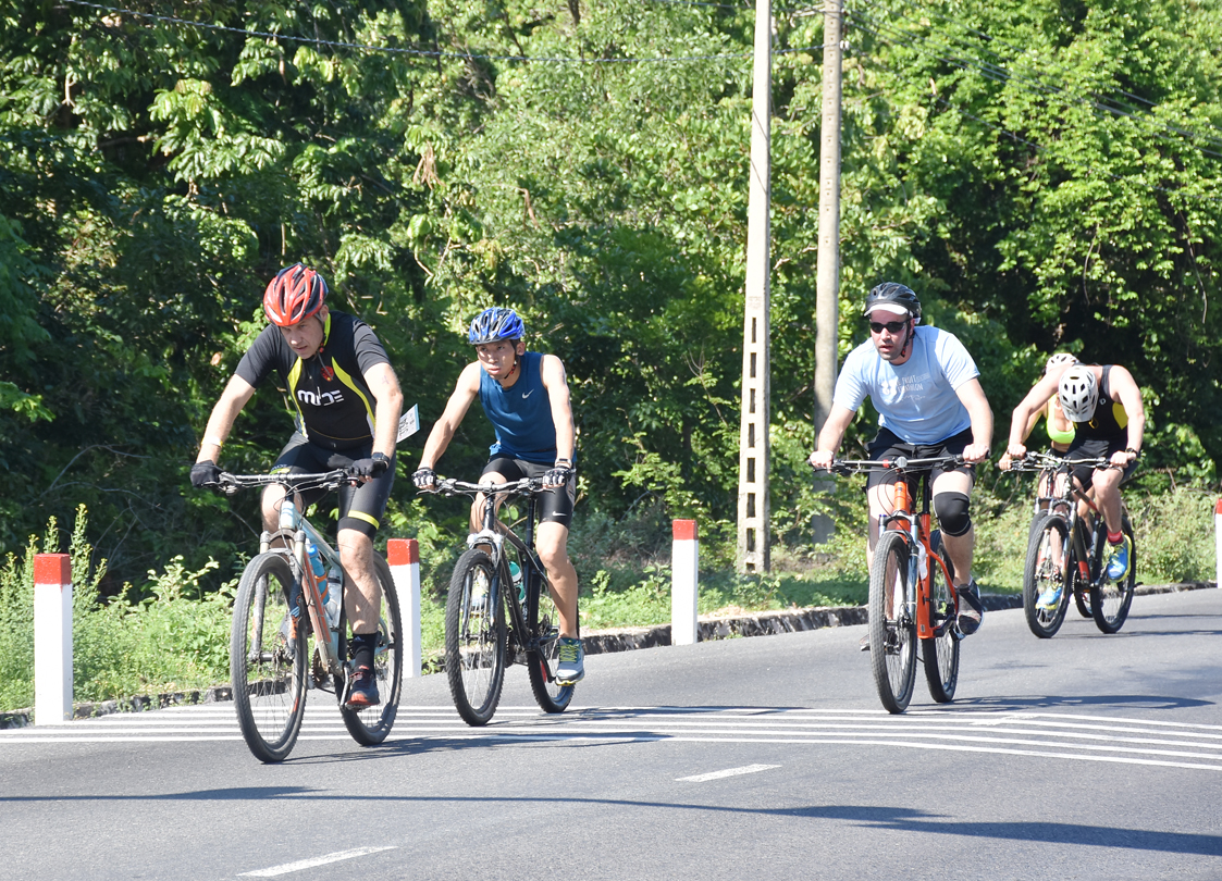 Khách du lịch nước ngoài đạp xe  ngắm cảnh tại Khu bảo tồn thiên nhiên  Bình Châu-Phước Bửu.
