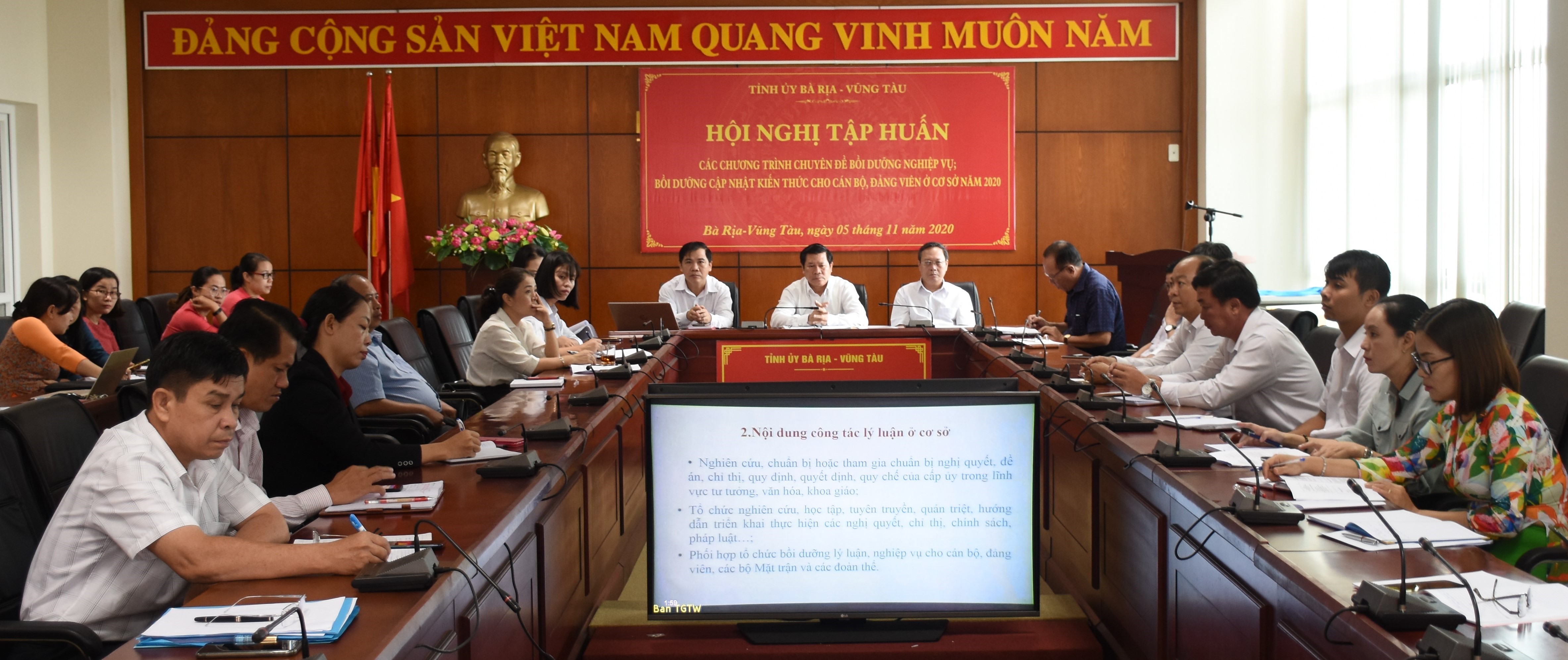 Ông Nguyễn Văn Xinh, Ủy viên Ban Thường vụ Tỉnh ủy, Trưởng Ban Tuyên giáo Tỉnh ủy; ông Nguyễn Văn Thắng và ông Huỳnh Bách Chiến, Phó Trưởng Ban Tuyên giáo Tỉnh ủy chủ trì hội nghị tại điểm cầu BR-VT.