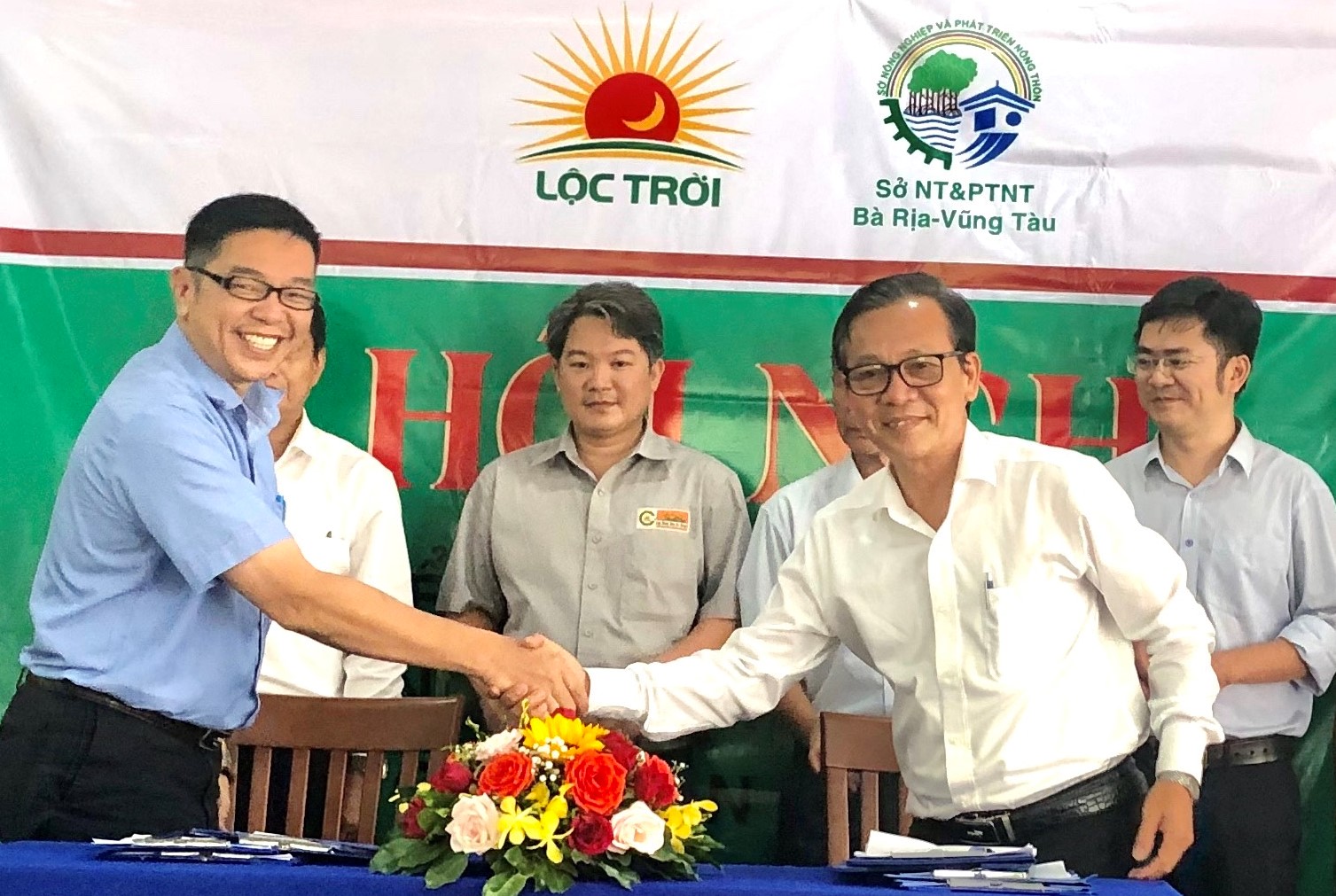 Ông Trần Văn Cường, Giám đốc Sở NN-PTNT và đại diện Tập đoàn Lộc Trời ký biên bản ghi nhớ liên kết, tiêu thụ sản phẩm lúa trên địa bàn tỉnh.