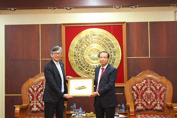Thay mặt UBND tỉnh BR-VT ông Nguyễn Văn Thọ, Chủ tịch UBND tỉnh nhận món quà lưu niệm do ông Okada Hideyuk, Chủ tịch JCCH trao tặng.