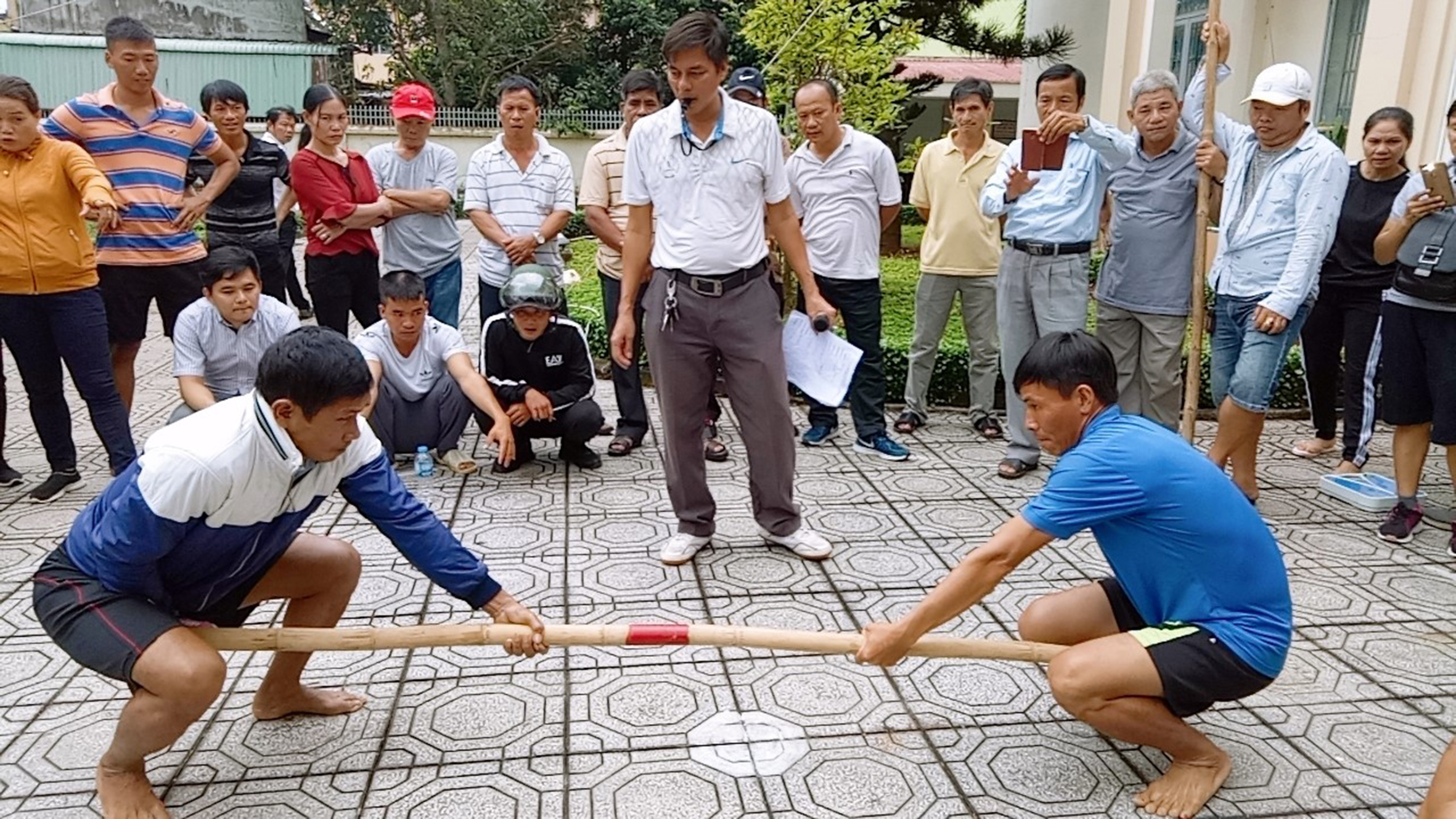 Các vận động viên tham gia môn thể thao đẩy cây.