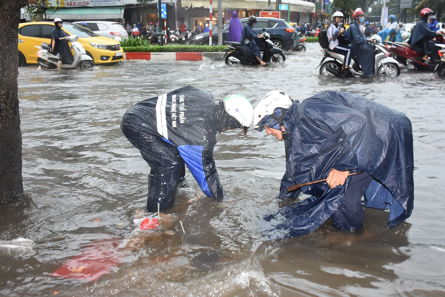 Công nhân Busadco khơi thông dòng chảy tại các điểm thoát nước  ở ngã ba Lê Hồng Phong - đường 2/9.