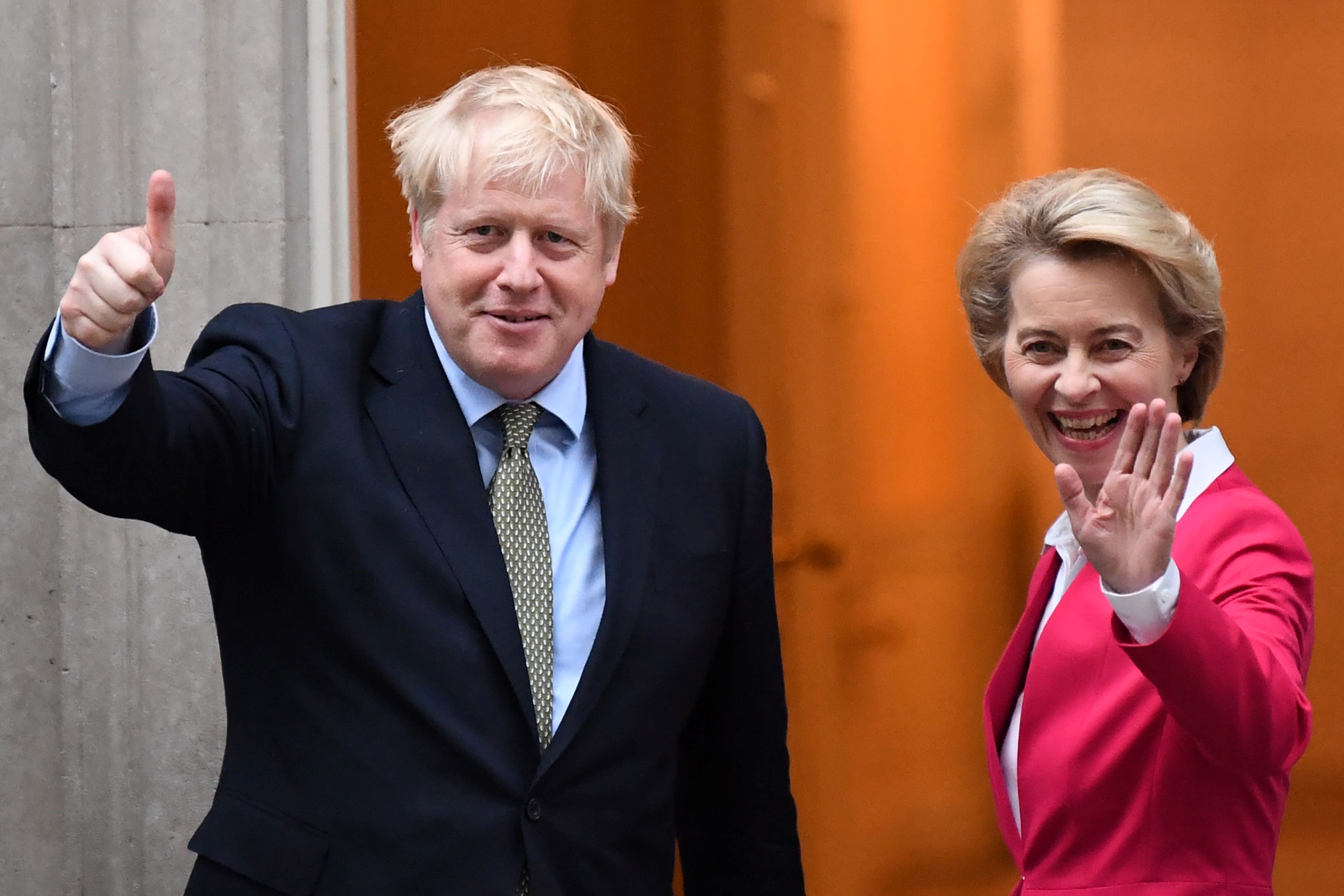 Thủ tướng Anh Boris Johnson (trái) và Chủ tịch Ủy ban châu Âu Ursula von der Leyen.