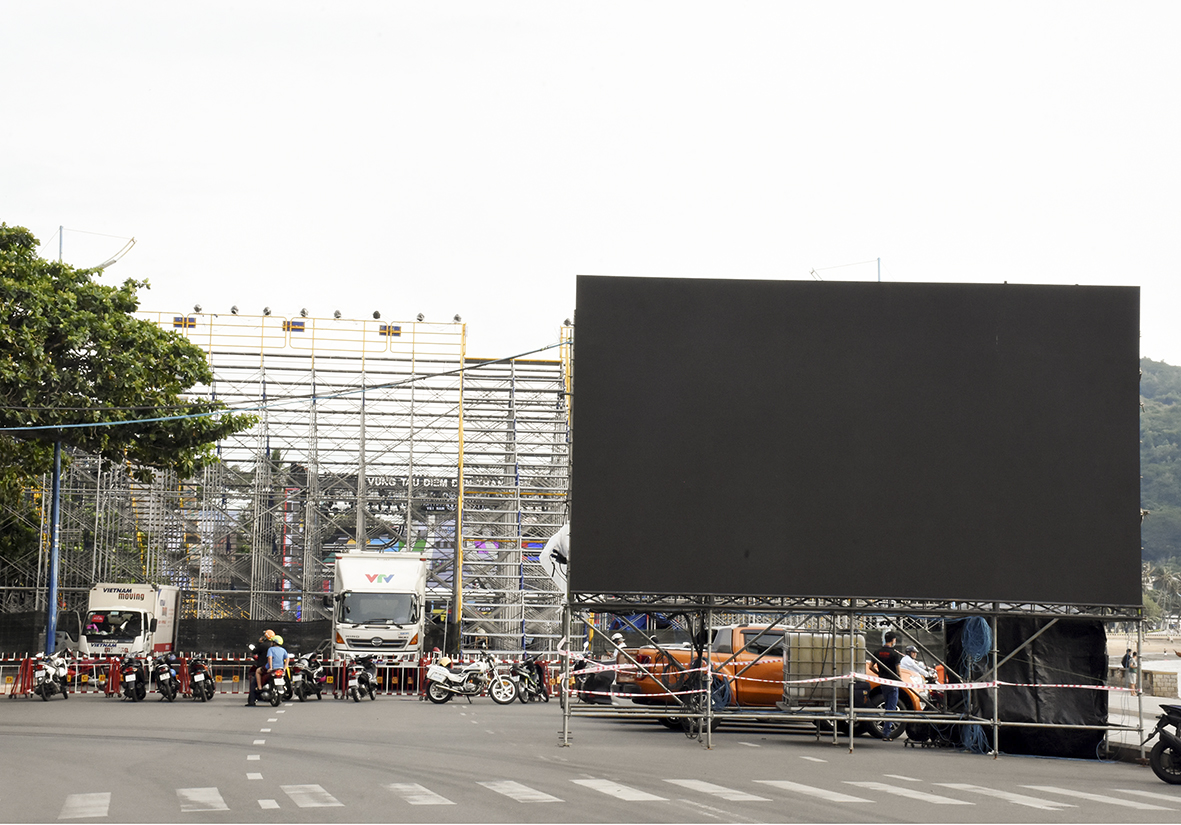 Màn hình lớn gần khu vực sân khấu tại đường Quang Trung phục vụ phục vụ khán giả không có vé tham dự. Ảnh: QUANG VINH