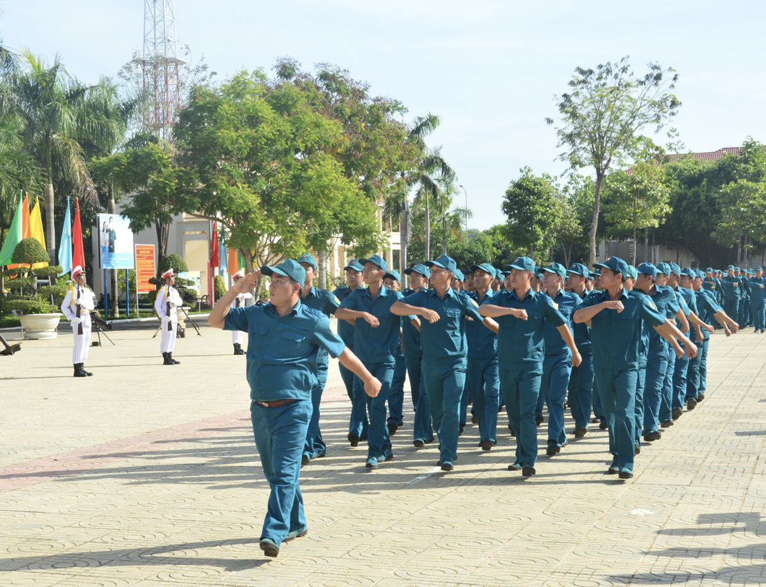 Lực lượng dân quân tự vệ tham gia huấn luyện.