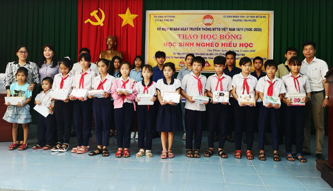 Đại diện phường Tân Phước trao học bổng cho các em HS có hoàn cảnh khó khăn trên địa bàn.