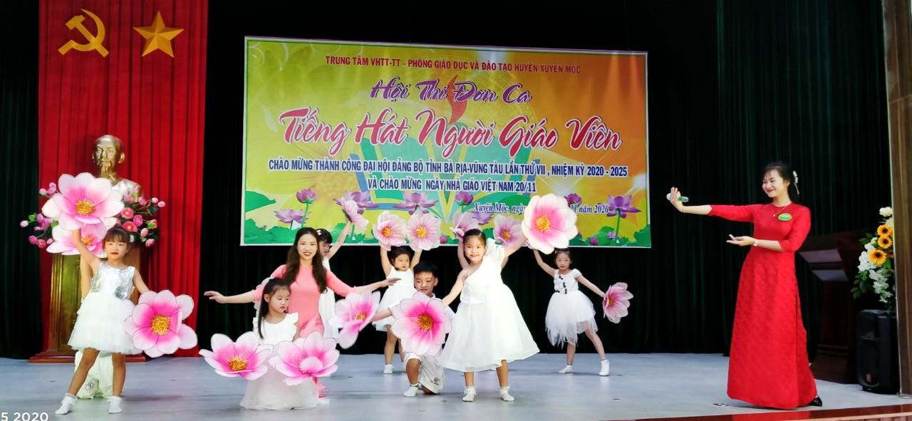 Tiếng mục hát múa minh họa “Yêu sao nghề giáo viên”  của thí sinh Nguyễn Diệu Hiền, Trường MN Hoa Sen.