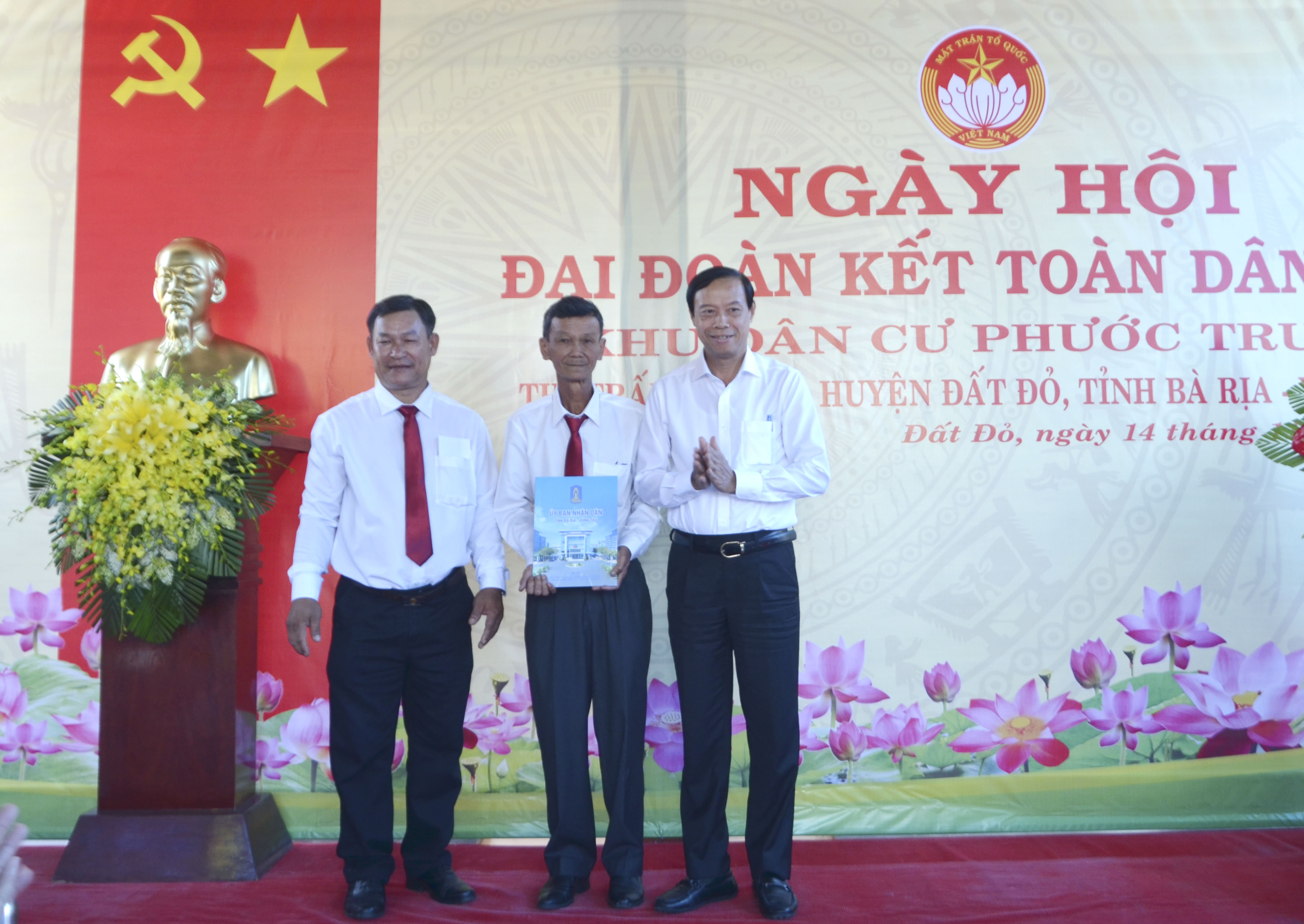 Ông Nguyễn Văn Thọ, Chủ tịch UBND tỉnh trao quà cho đại diện KP. Phước Trung, TT. Đất Đỏ.