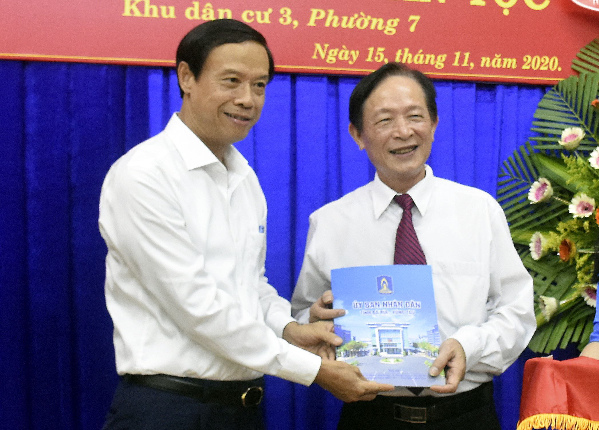 Ông Nguyễn Văn Thọ, Phó Bí thư Tỉnh ủy, Chủ tịch UBND tỉnh trao quà cho đại diện Khu phố 3, Phường 7, TP.Vũng Tàu.