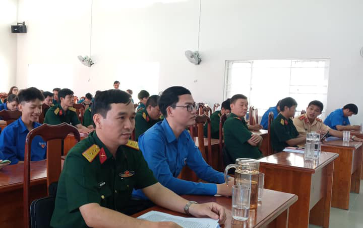 Cán bộ, chiến sĩ và đoàn viên thanh niên huyện Long Điền tham gia sinh hoạt “Ngày Pháp luật”.