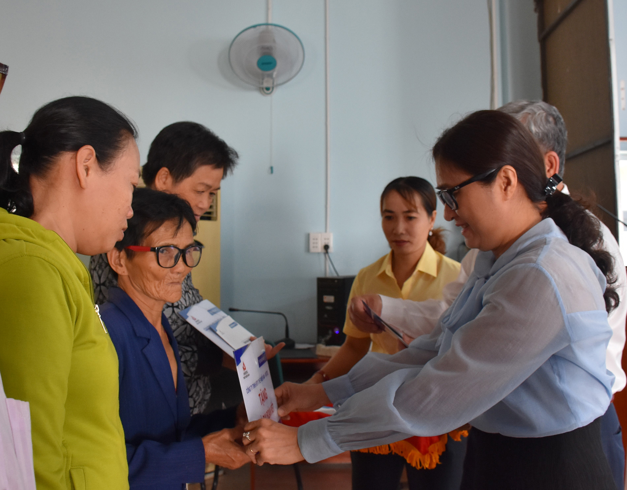 Bà Đinh Thị Trúc My, Phó Giám đốc Sở LĐTBXH trao biểu trưng bàn giao nhà cho hộ nghèo. 