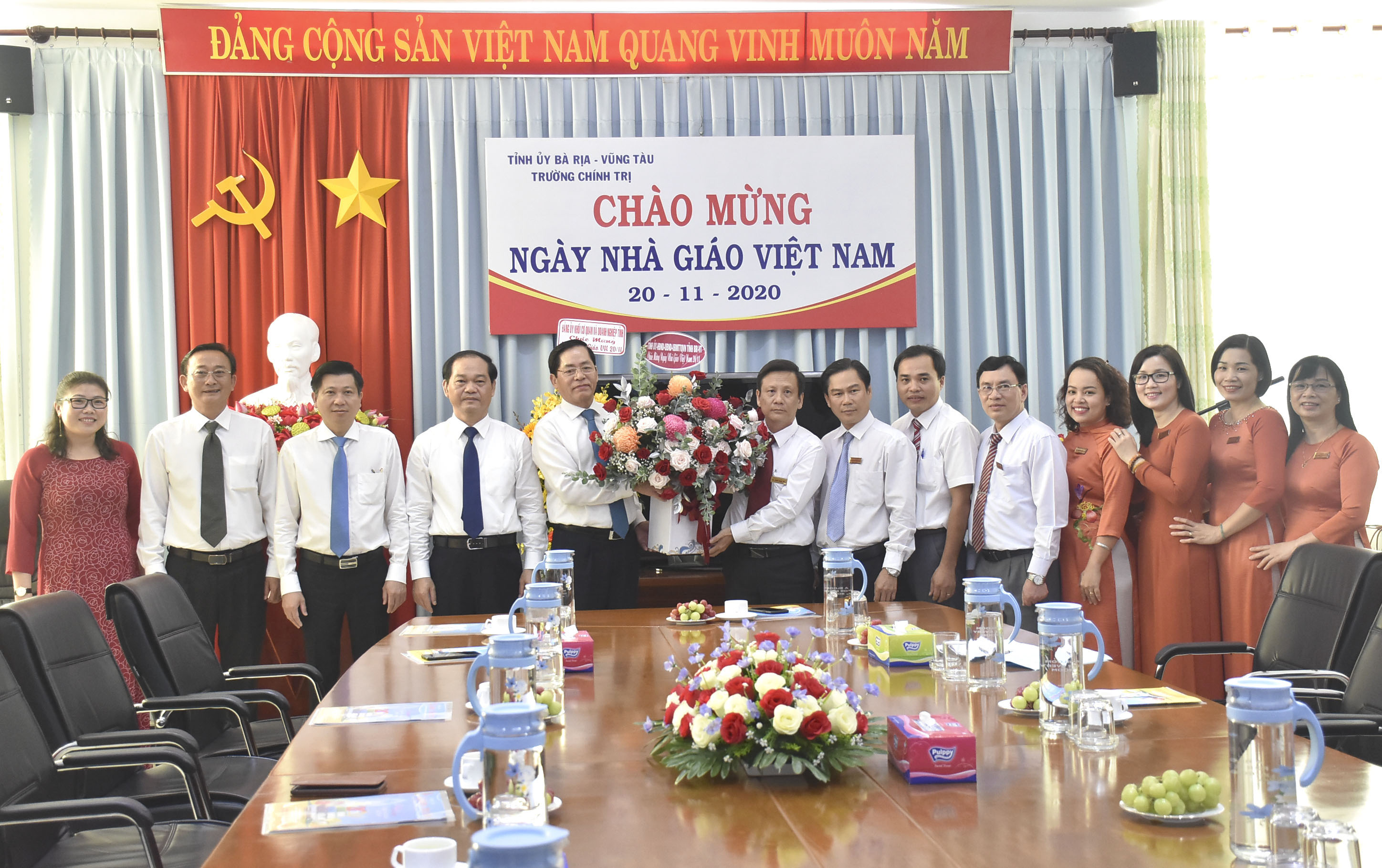 Ông Phạm Viết Thanh, Ủy viên Trung ương Đảng, Bí thư Tỉnh ủy tặng hoa chúc mừng Trường Chính trị tỉnh.