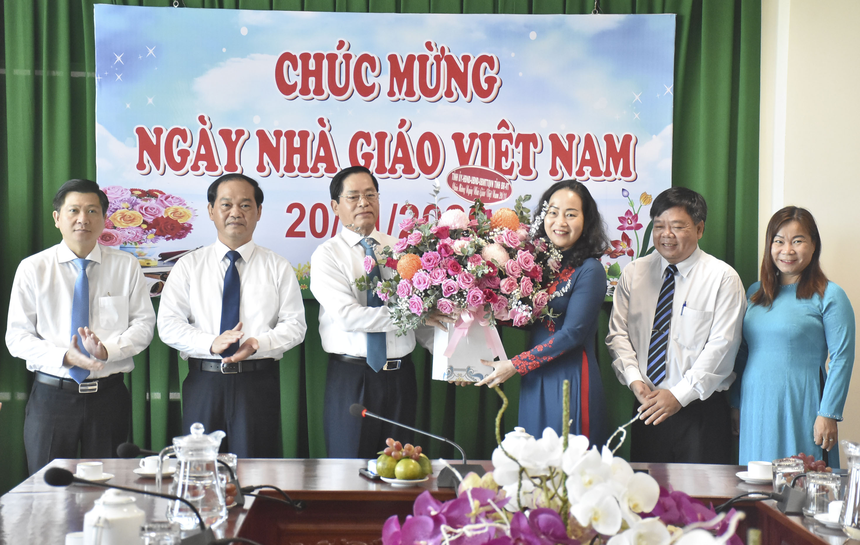 Ông Phạm Viết Thanh, Ủy viên Trung ương Đảng, Bí thư Tỉnh ủy tặng hoa chúc mừng ngành GD-ĐT tỉnh.