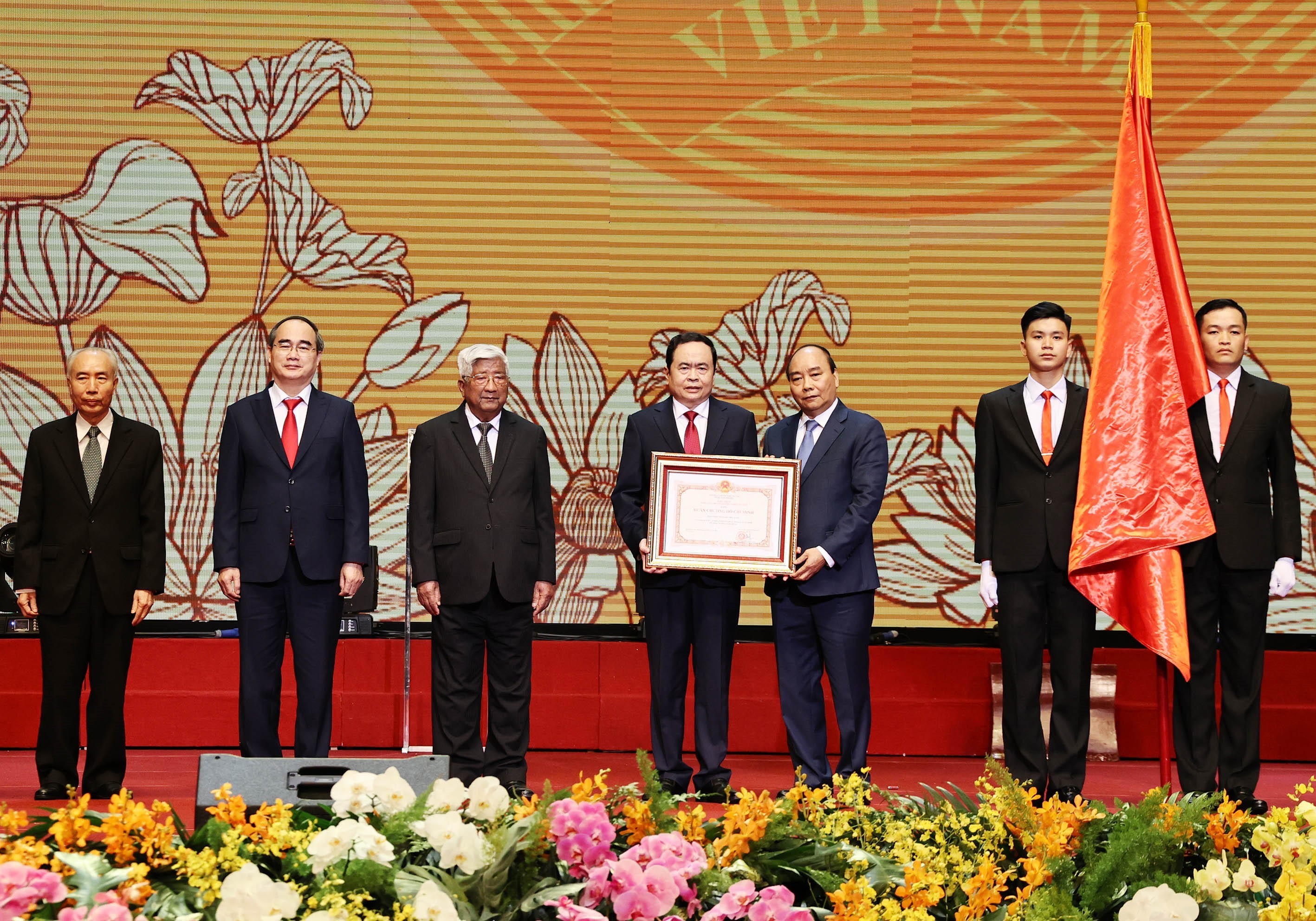 Thủ tướng Nguyễn Xuân Phúc, Chủ tịch Hội đồng Thi đua - Khen thưởng Trung ương  trao Huân chương Hồ Chí Minh cho MTTQ Việt Nam. Ảnh: TRỌNG ĐỨC