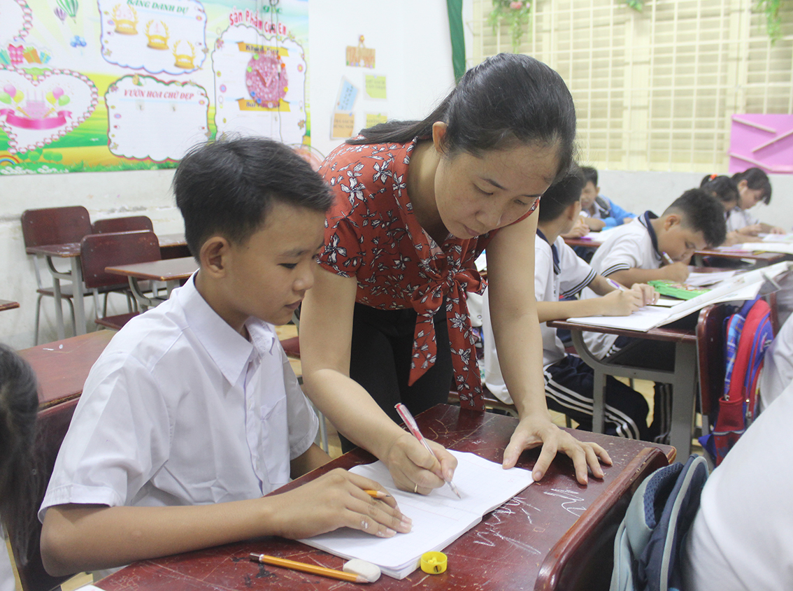 Lớp học phổ cập tại Trường TH Phước Thắng (TP. Vũng Tàu) do cô Bàn Thị Khuyên đứng lớp.