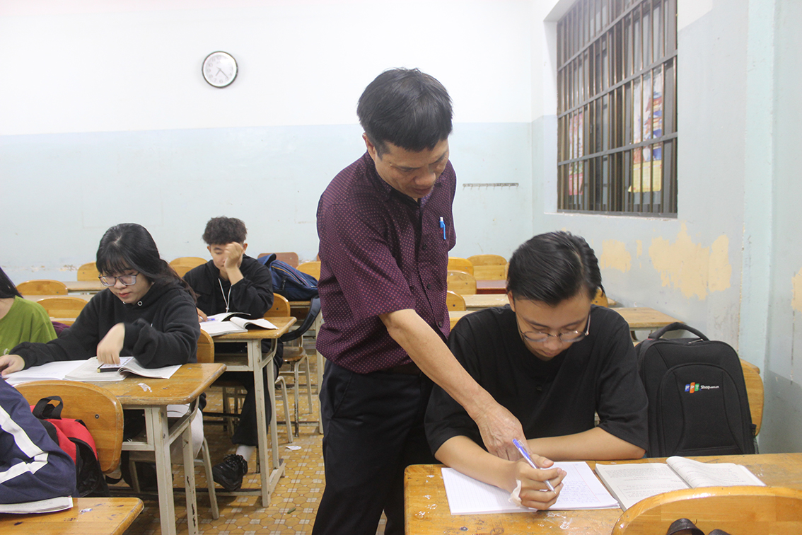 Lớp học phổ cập buổi tối tại Trường THCS Phước Thắng do thầy Lương Hữu Phương, GV bộ môn Ngữ văn đứng lớp.  Ảnh: HOÀNG DƯƠNG
