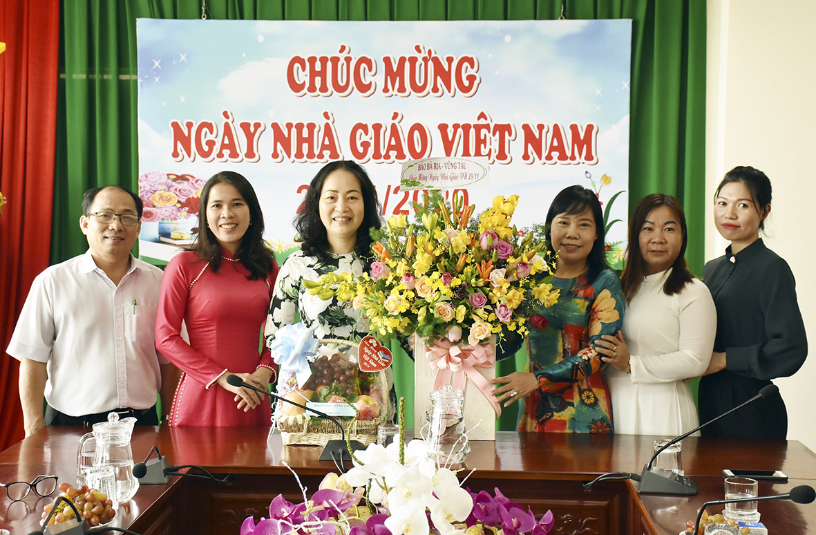 Bà Đỗ Nguyễn Hoàng Dung, Quyền Tổng Biên tập Báo BR-VT (thứ 2 từ phải qua) tặng hoa chúc mừng Sở GD-ĐT.