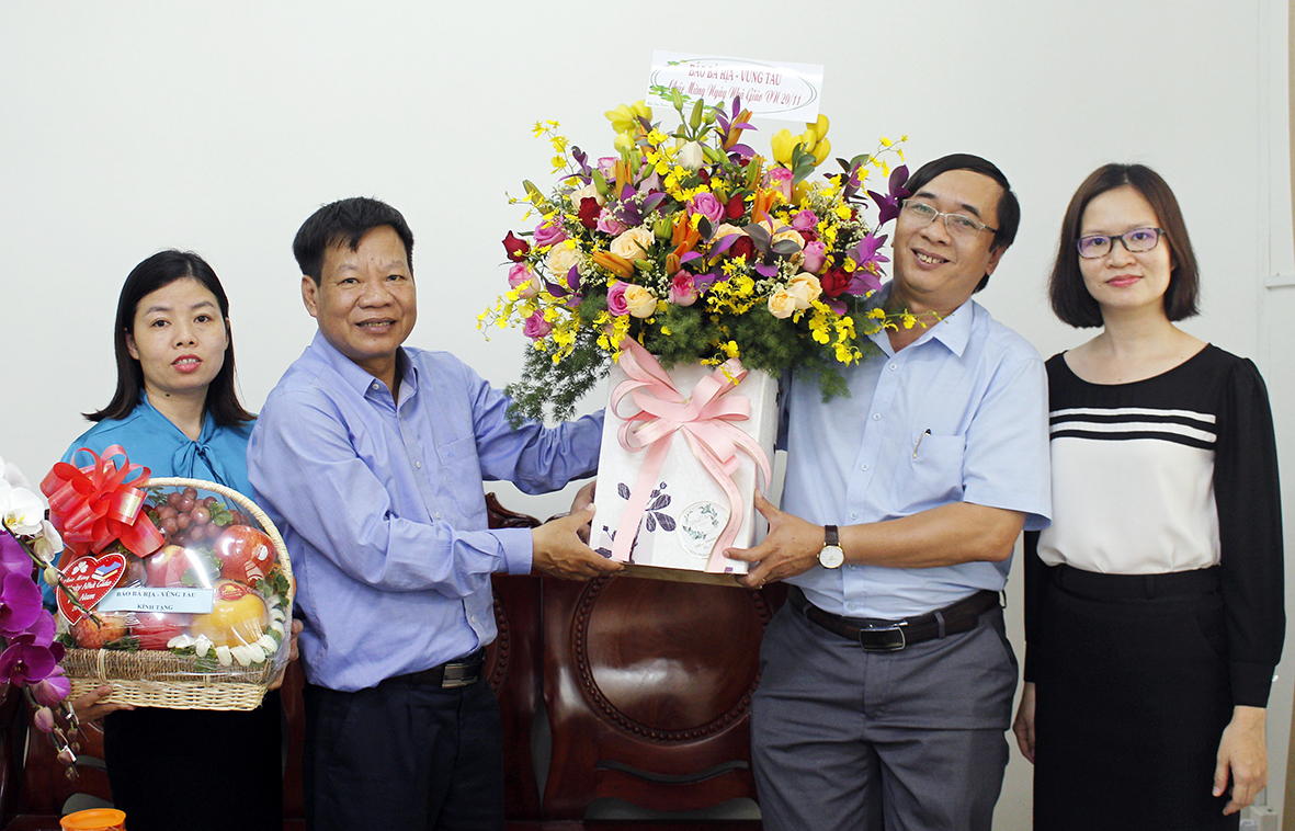 Ông Trương Đức Nghĩa, Phó Tổng Biên tập Báo BR-VT (thứ 2 từ phải qua) tặng hoa chúc mừng Trường TH Hạ Long.