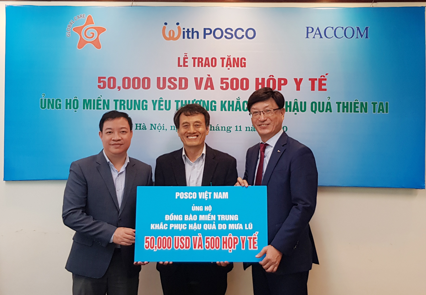 Ông Yun Hoon và ông Cho Kye Jin, đại diện Tập đoàn POSCO trao bảng tượng trưng số tiền tài trợ cho Ban Điều phối Viện trợ Nhân dân.   