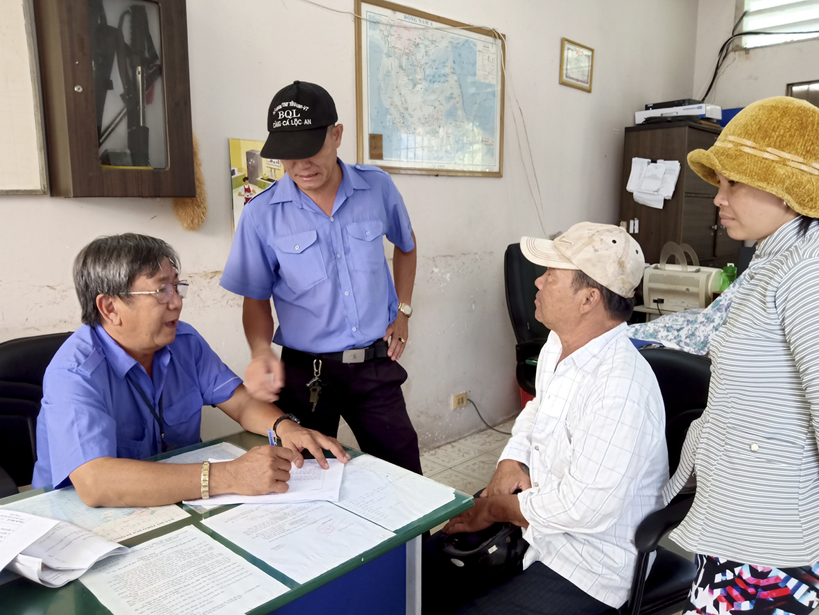 Ban Quản lý Cảng cá Lộc An hướng dẫn ngư dân ghi nhật ký hành trình tại cảng.