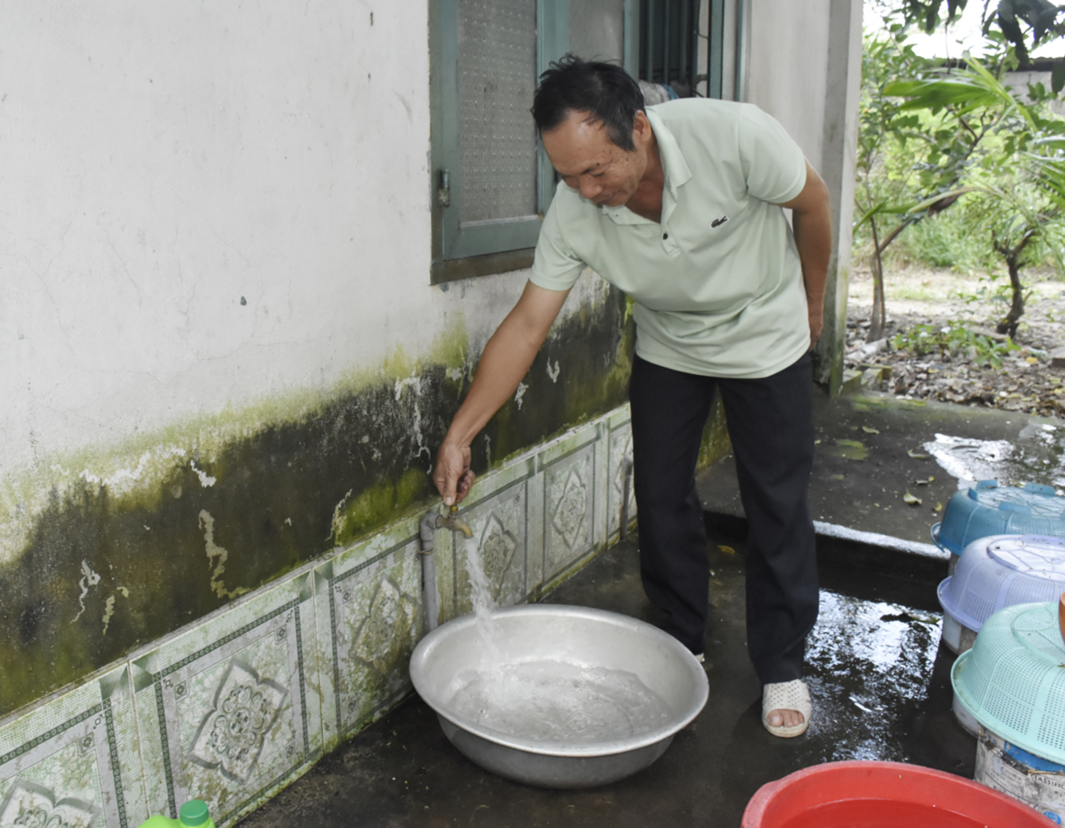 Nước máy đã về đến tận nhà, từ mùa khô năm nay, ông Nguyễn Văn Doanh không còn lo cảnh thiếu nước sinh hoạt nữa.