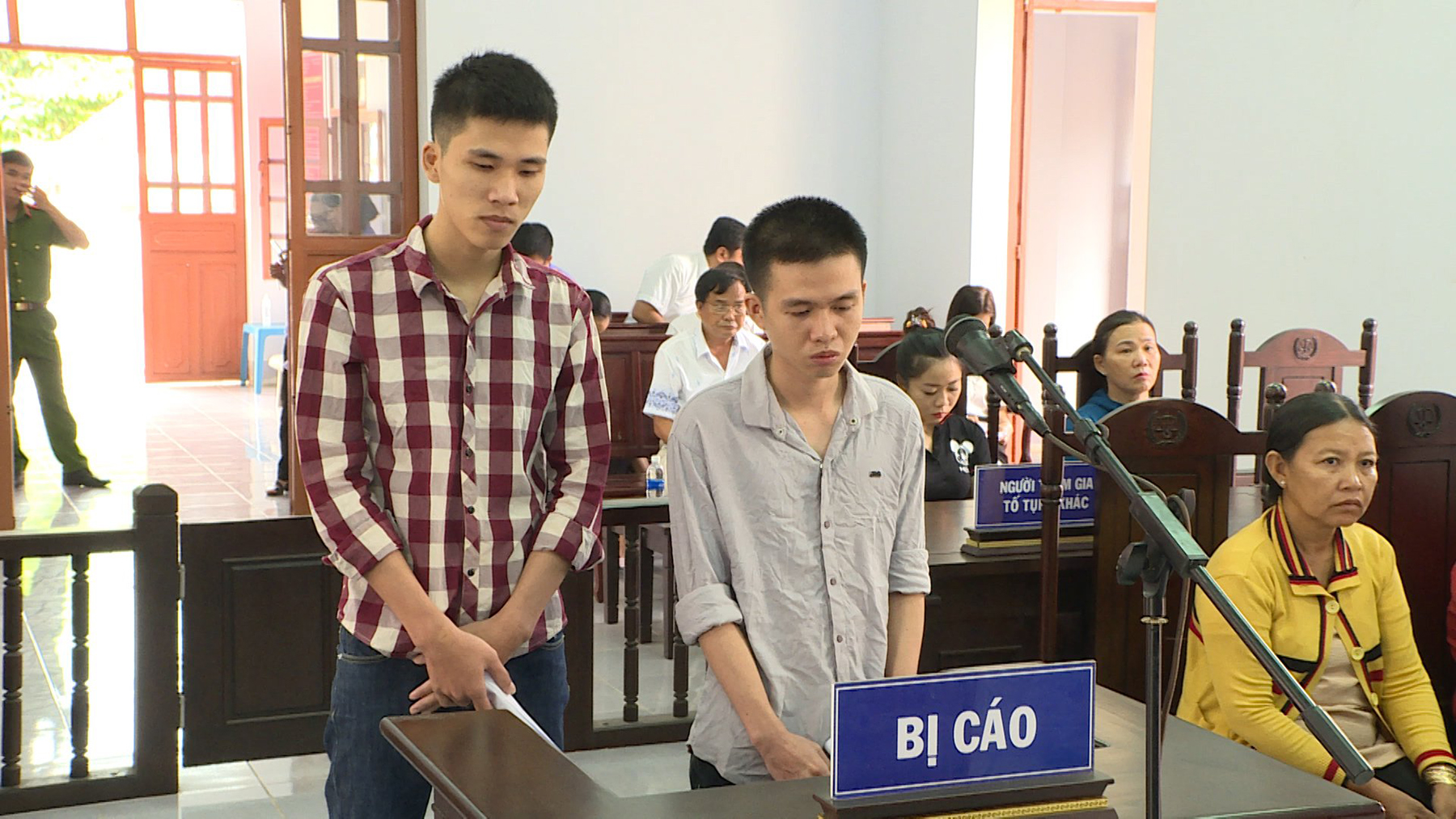 Bị cáo Cao Văn Dương và Lê Văn Thành tại tòa.