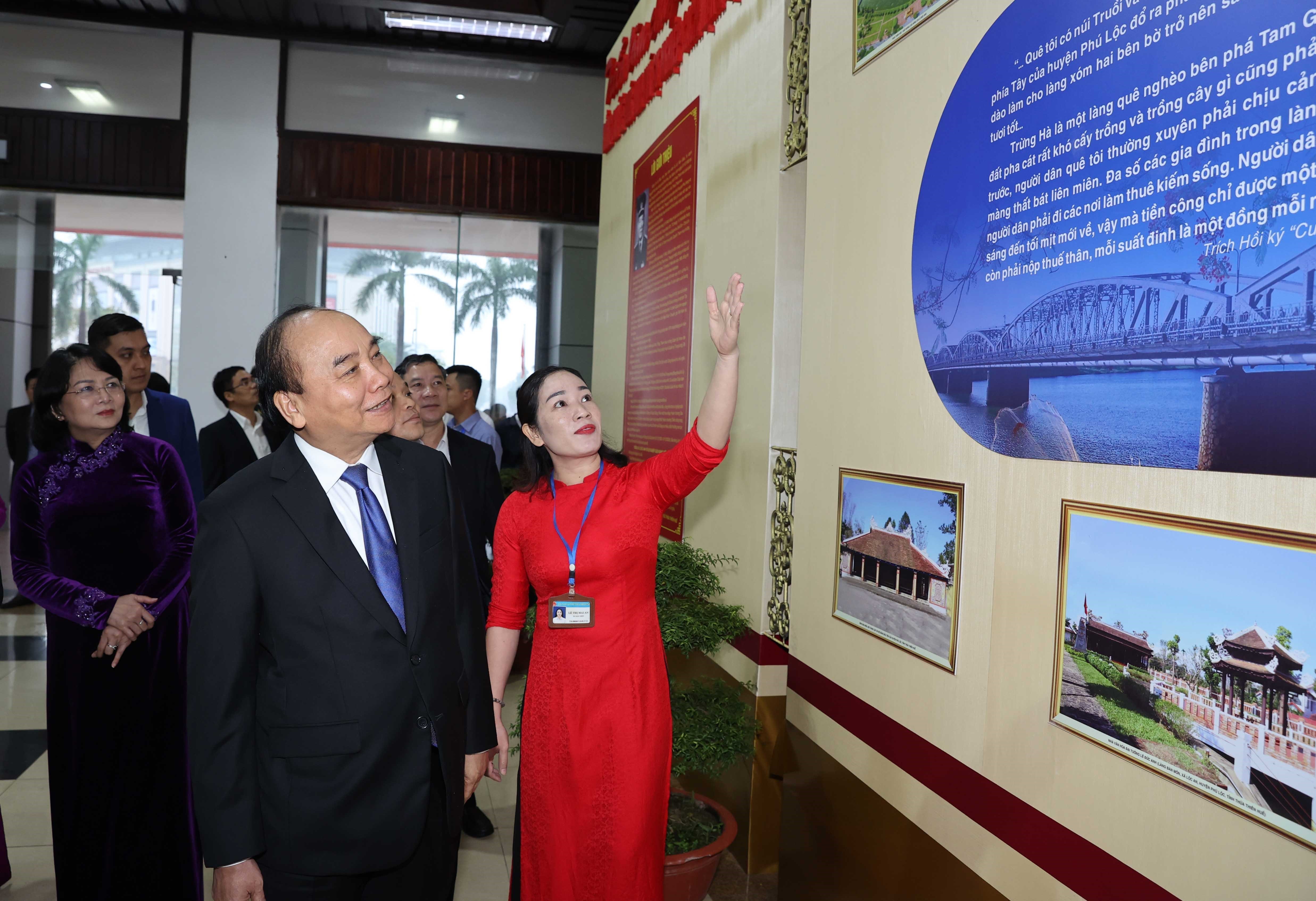 Thủ tướng Nguyễn Xuân Phúc cùng các đại biểu tham quan Triển lãm chuyên đề đồng chí Lê Đức Anh với sự nghiệp cách mạng Việt Nam.  Ảnh: THỐNG NHẤT 